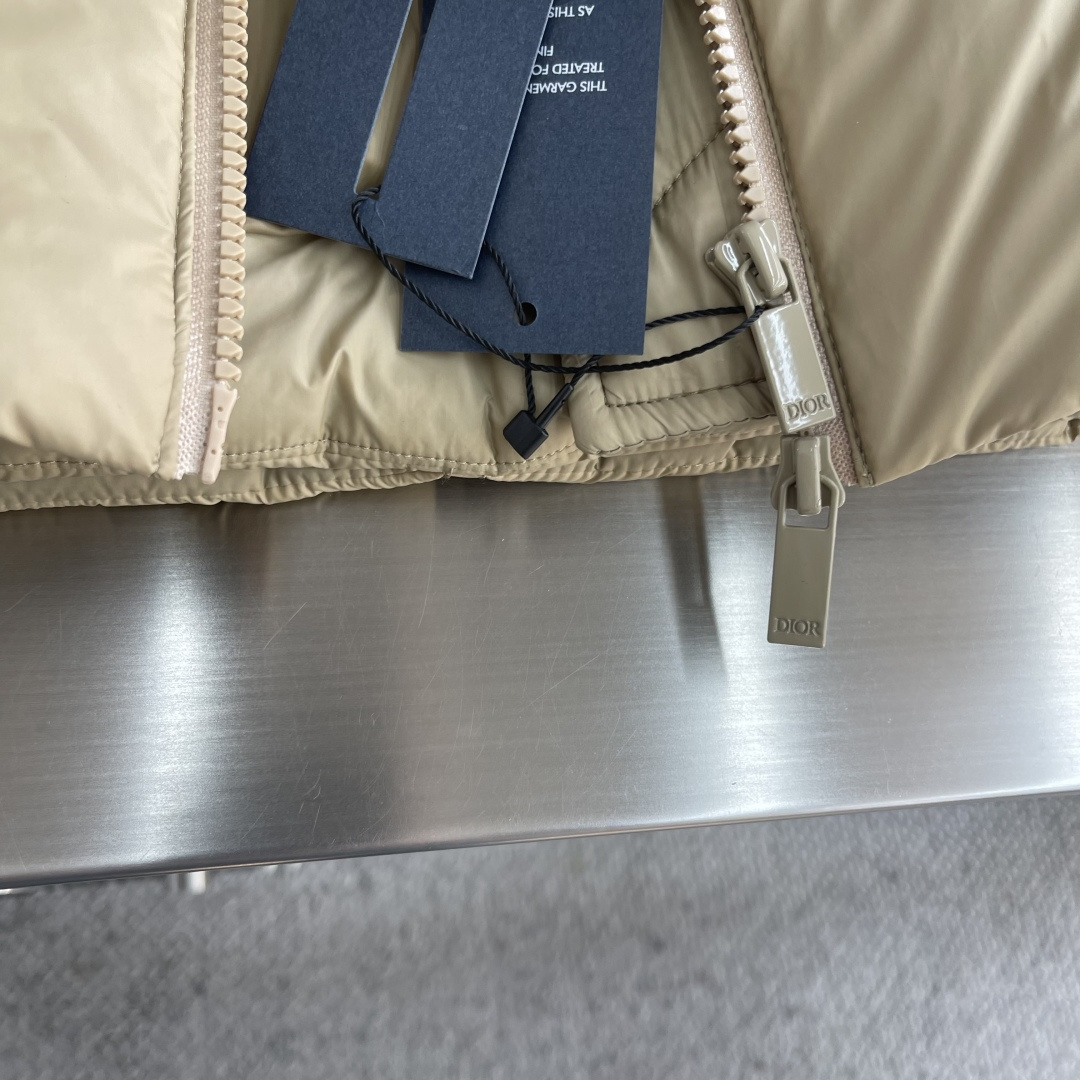 -Dio 25年冬季新款连帽羽绒服小连帽设计，很有质感的原漆原版四合扣，轻松的彰显品牌辨识度跟超强规格性