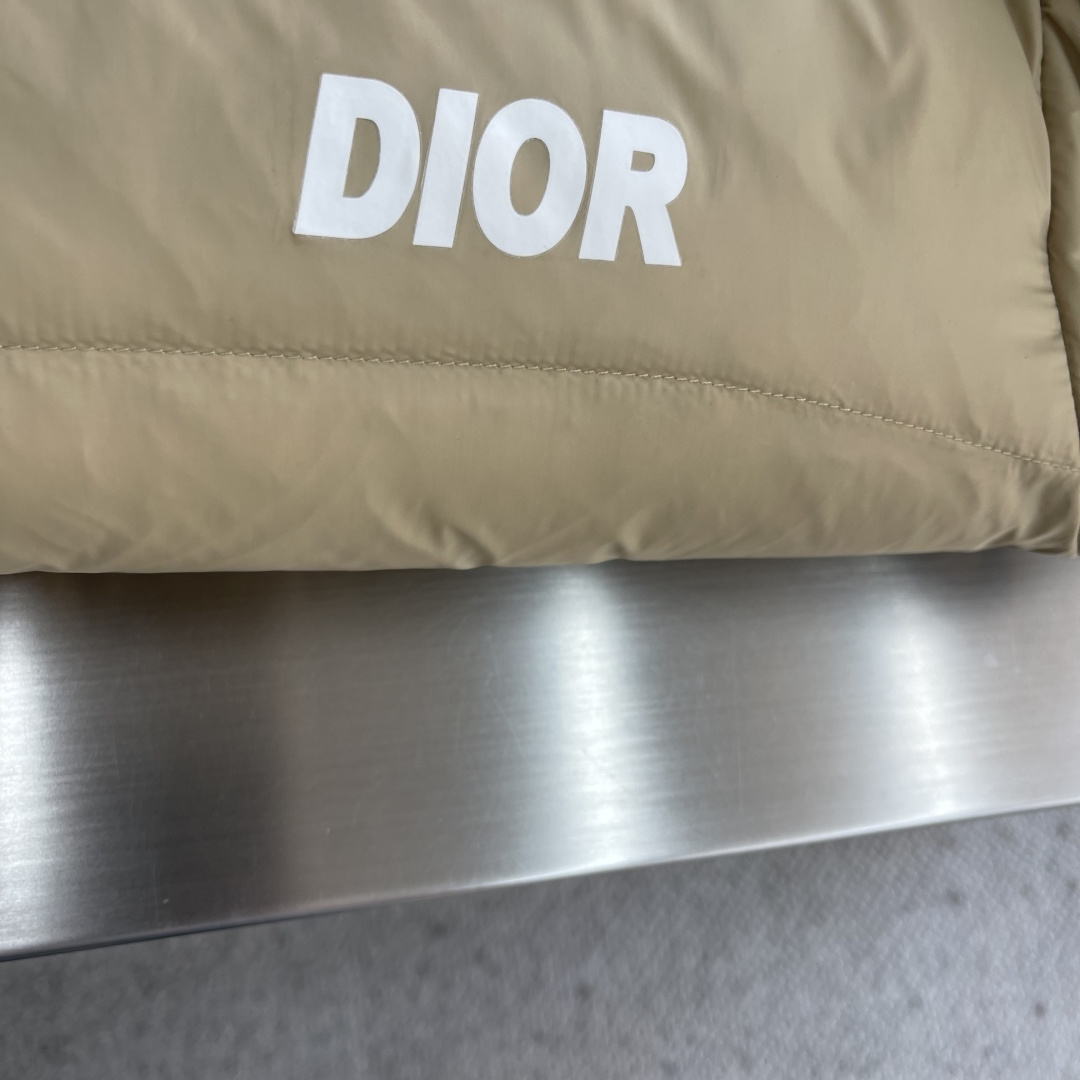 -Dio 25年冬季新款连帽羽绒服小连帽设计，很有质感的原漆原版四合扣，轻松的彰显品牌辨识度跟超强规格性