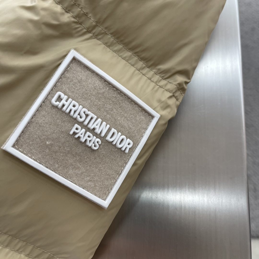 -Dio 25年冬季新款连帽羽绒服小连帽设计，很有质感的原漆原版四合扣，轻松的彰显品牌辨识度跟超强规格性