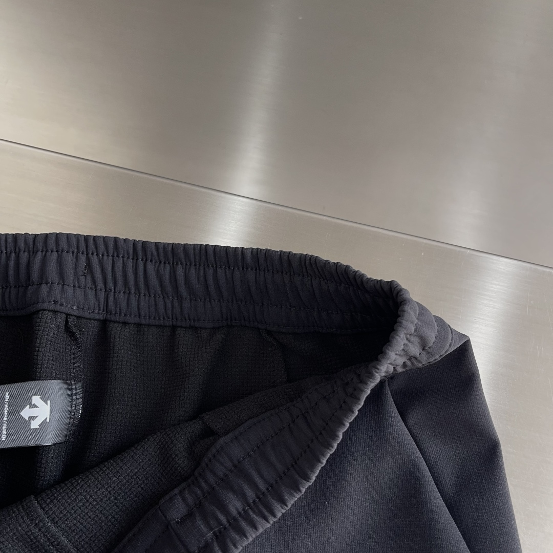 -DESCENT* 迪桑特 TRAINING系男士防水透湿梭织运动长裤面料采用梭织纳米小格复合伽马绒面料