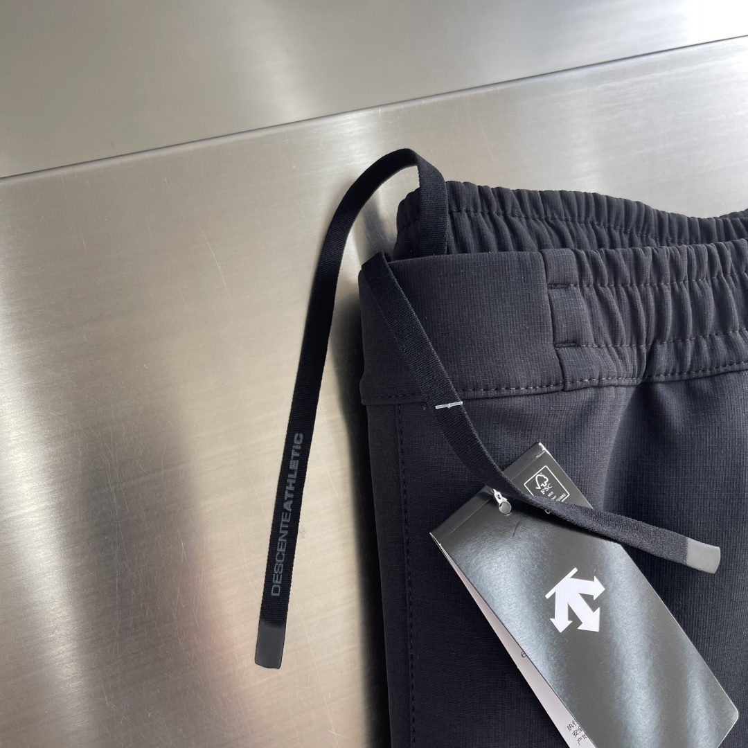 -DESCENT* 迪桑特 TRAINING系男士防水透湿梭织运动长裤面料采用梭织纳米小格复合伽马绒面料