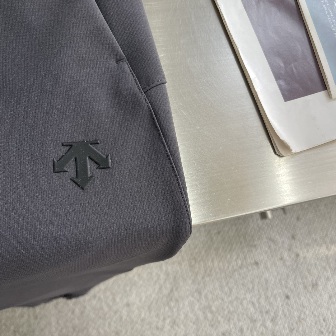 -DESCENT* 迪桑特 TRAINING系男士防水透湿梭织运动长裤面料采用梭织纳米小格复合伽马绒面料