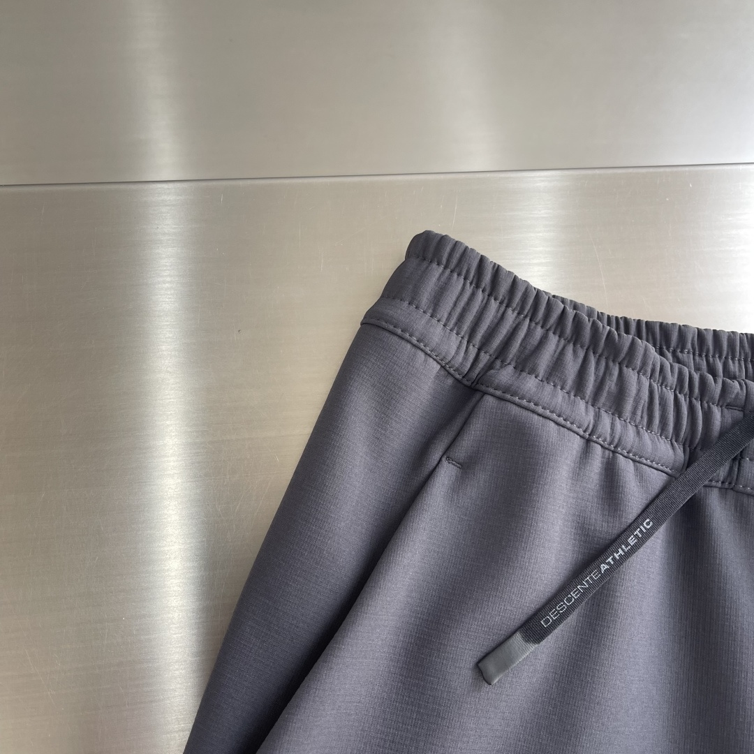 -DESCENT* 迪桑特 TRAINING系男士防水透湿梭织运动长裤面料采用梭织纳米小格复合伽马绒面料