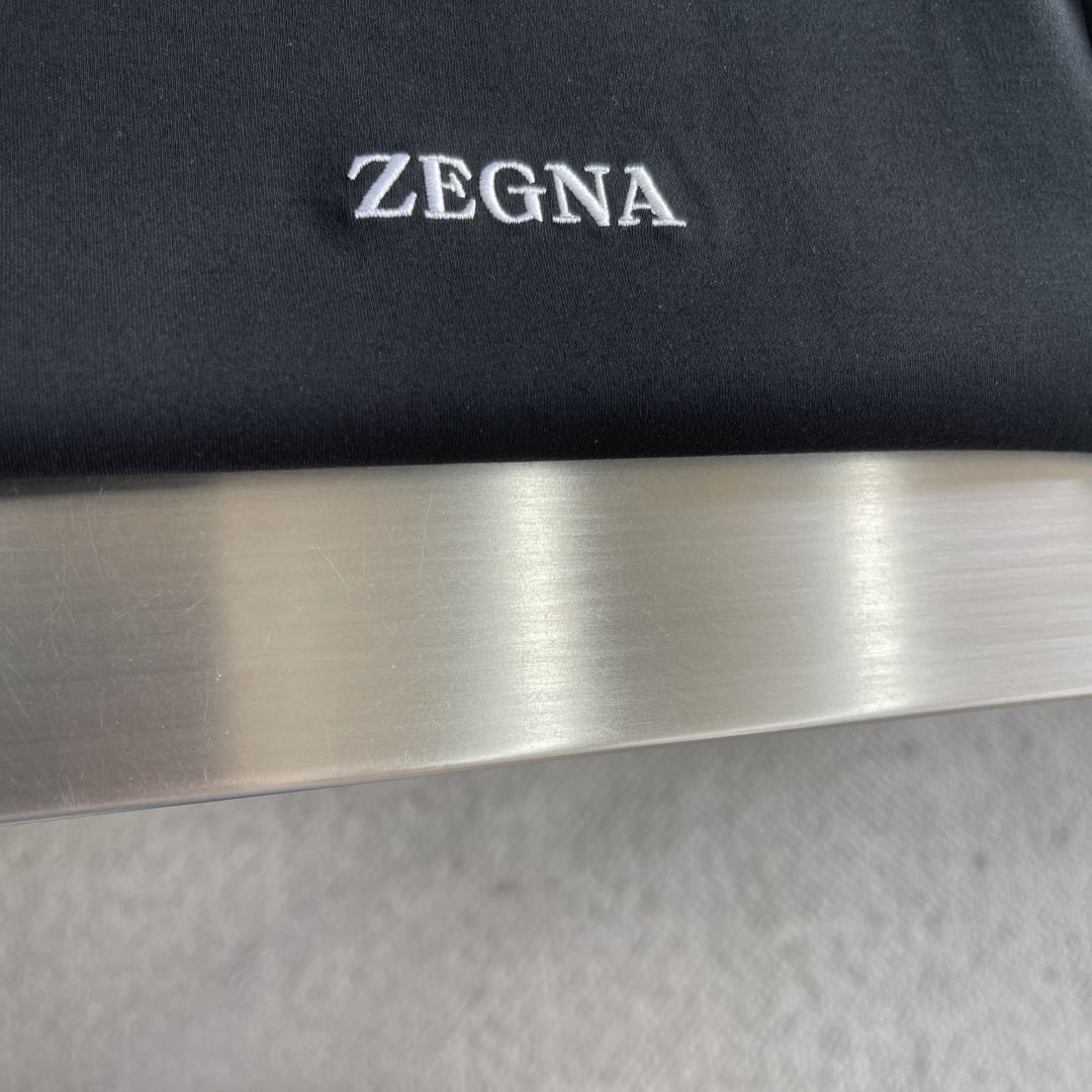 -Z ZEGN 26春夏新品T恤 这款基础款T恤秉承品牌低调简约的理念，经典的后品牌印花顺色龟背拼接设计