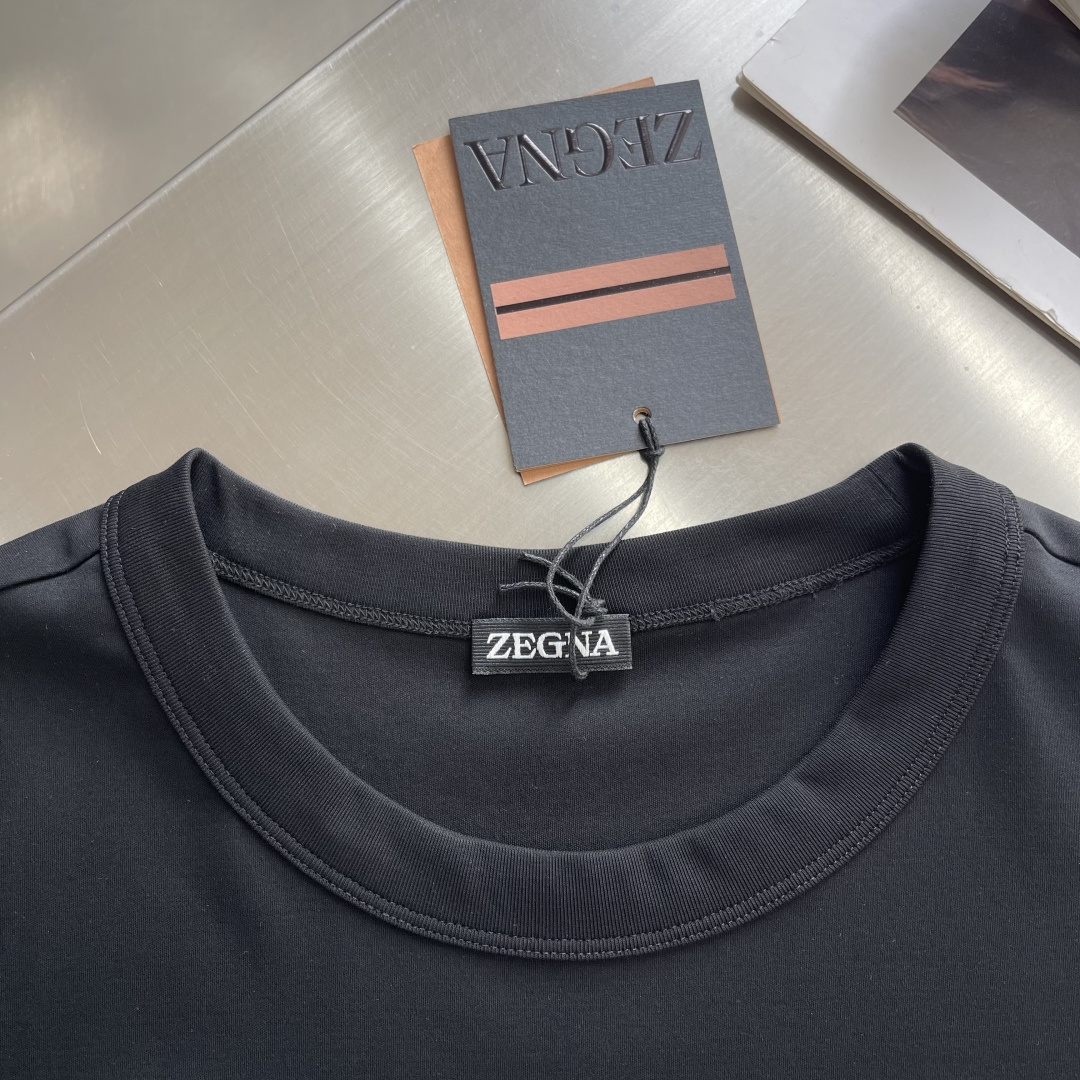 -Z ZEGN 26春夏新品T恤 这款基础款T恤秉承品牌低调简约的理念，经典的后品牌印花顺色龟背拼接设计