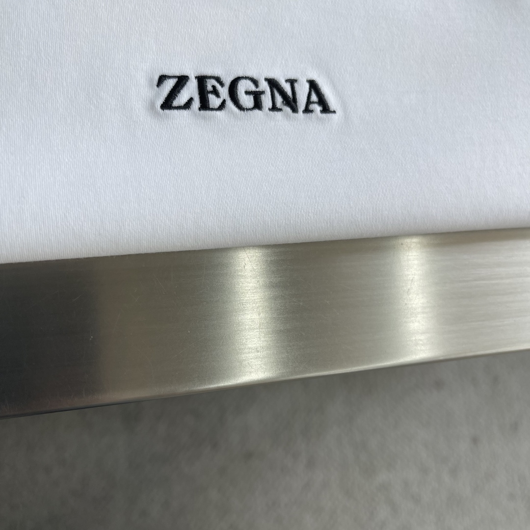 -Z ZEGN 26春夏新品T恤 这款基础款T恤秉承品牌低调简约的理念，经典的后品牌印花顺色龟背拼接设计