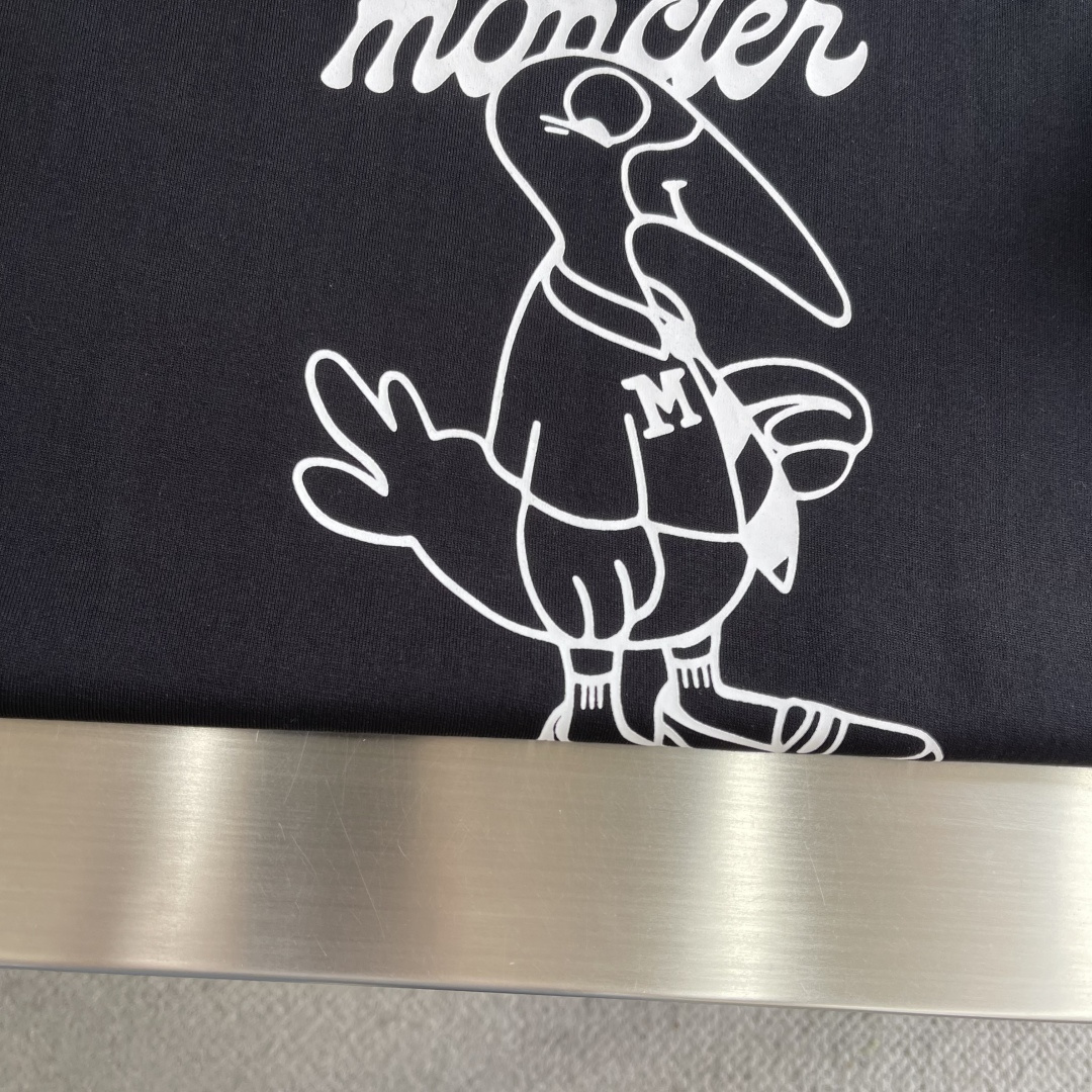 -mon 2026春夏印花短袖这款短袖面料采用32支双股新疆长绒棉紧密圆领短袖，这款T恤呈微阔型，彰显简