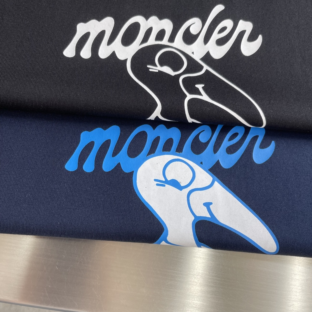 -mon 2026春夏印花短袖这款短袖面料采用32支双股新疆长绒棉紧密圆领短袖，这款T恤呈微阔型，彰显简