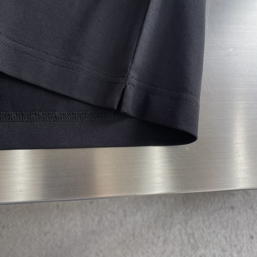 -mon 2026春夏印花短袖这款短袖面料采用32支双股新疆长绒棉紧密圆领短袖，这款T恤呈微阔型，彰显简