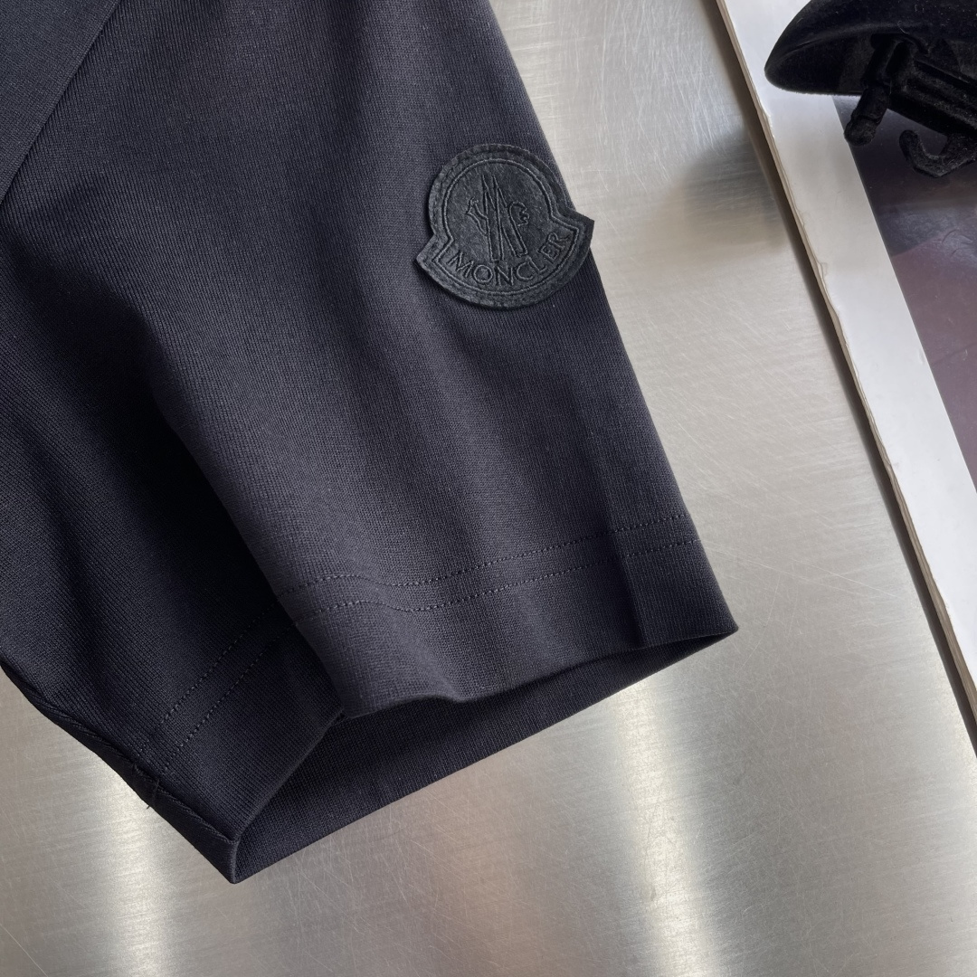 -mon 2026春夏印花短袖这款短袖面料采用32支双股新疆长绒棉紧密圆领短袖，这款T恤呈微阔型，彰显简