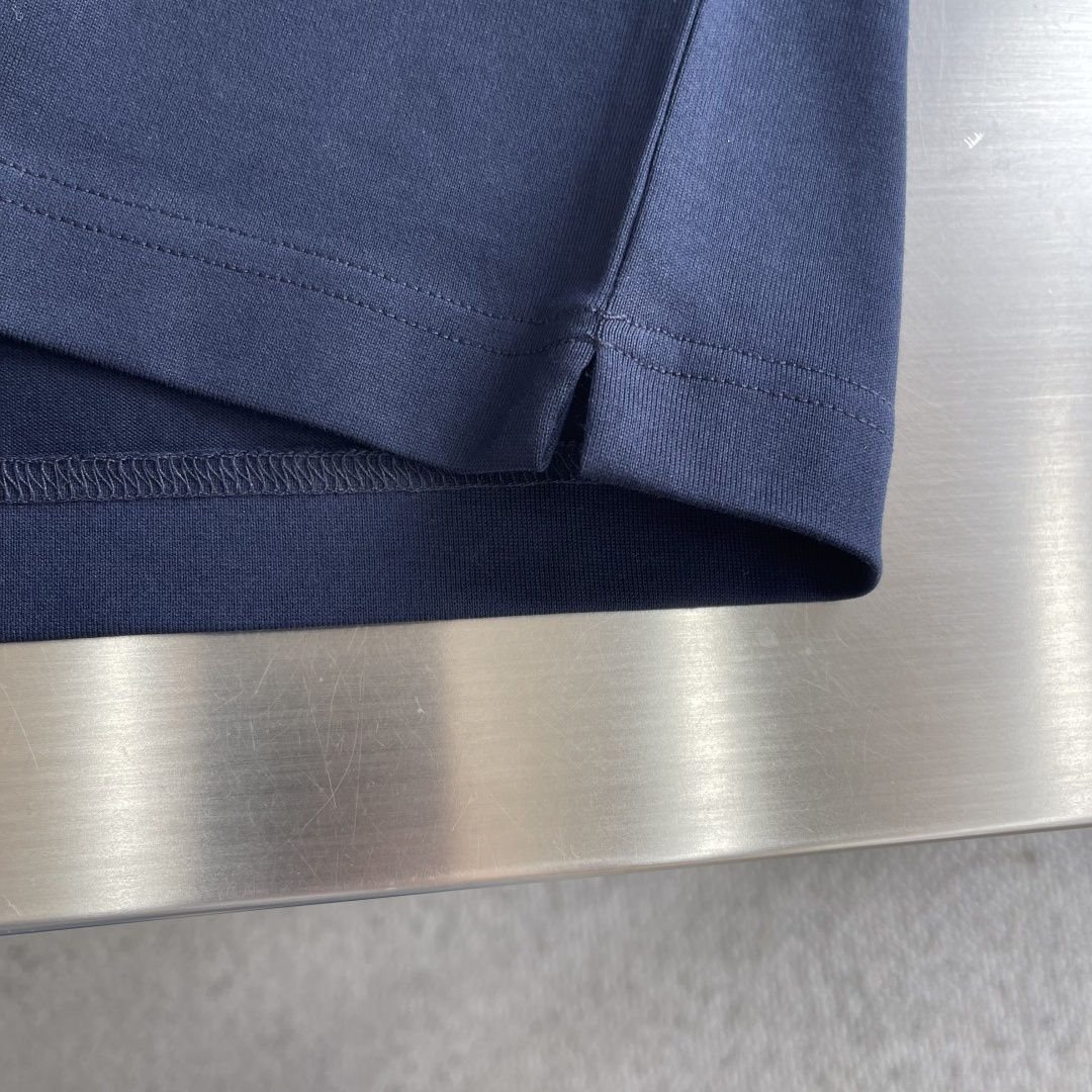 -mon 2026春夏印花短袖这款短袖面料采用32支双股新疆长绒棉紧密圆领短袖，这款T恤呈微阔型，彰显简