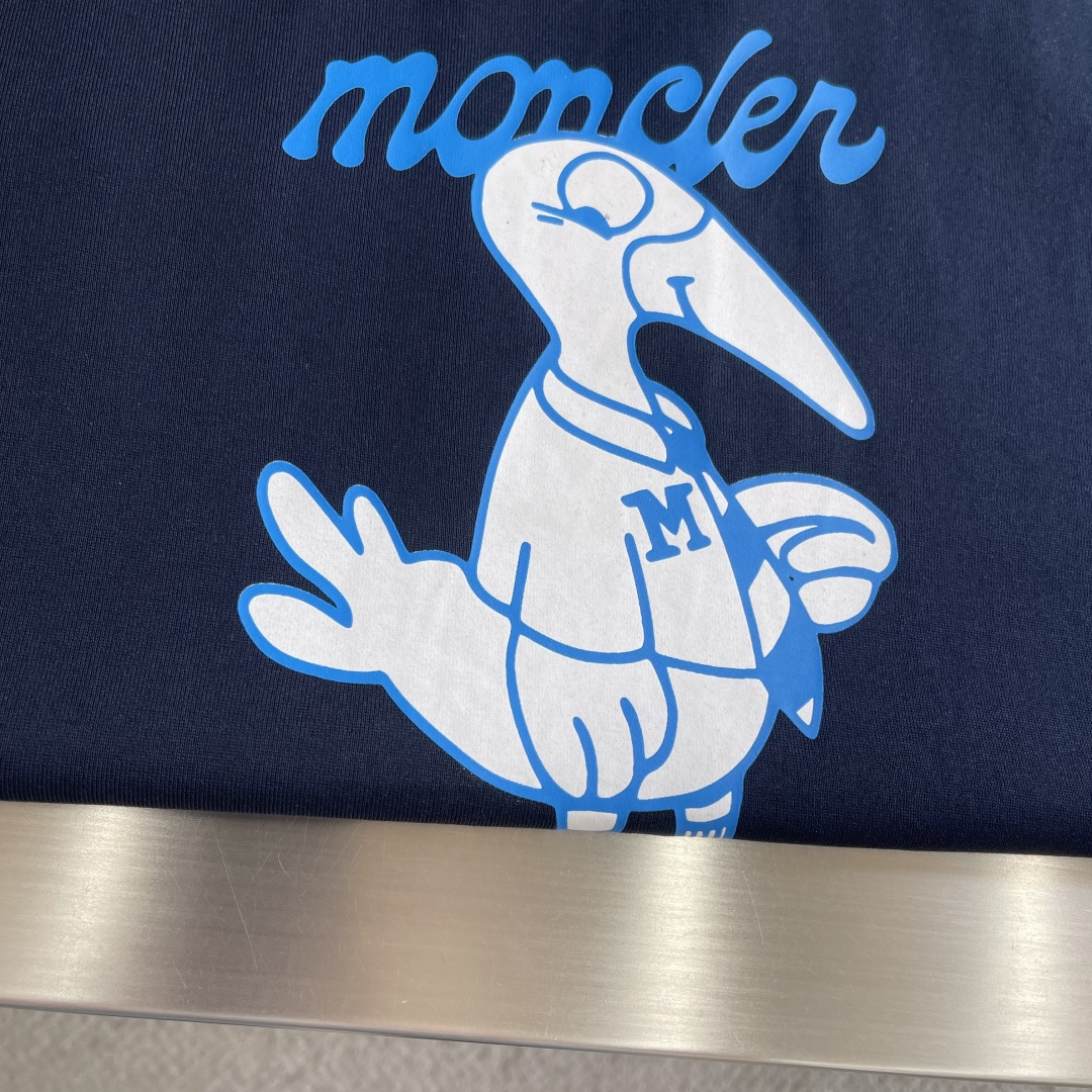 -mon 2026春夏印花短袖这款短袖面料采用32支双股新疆长绒棉紧密圆领短袖，这款T恤呈微阔型，彰显简