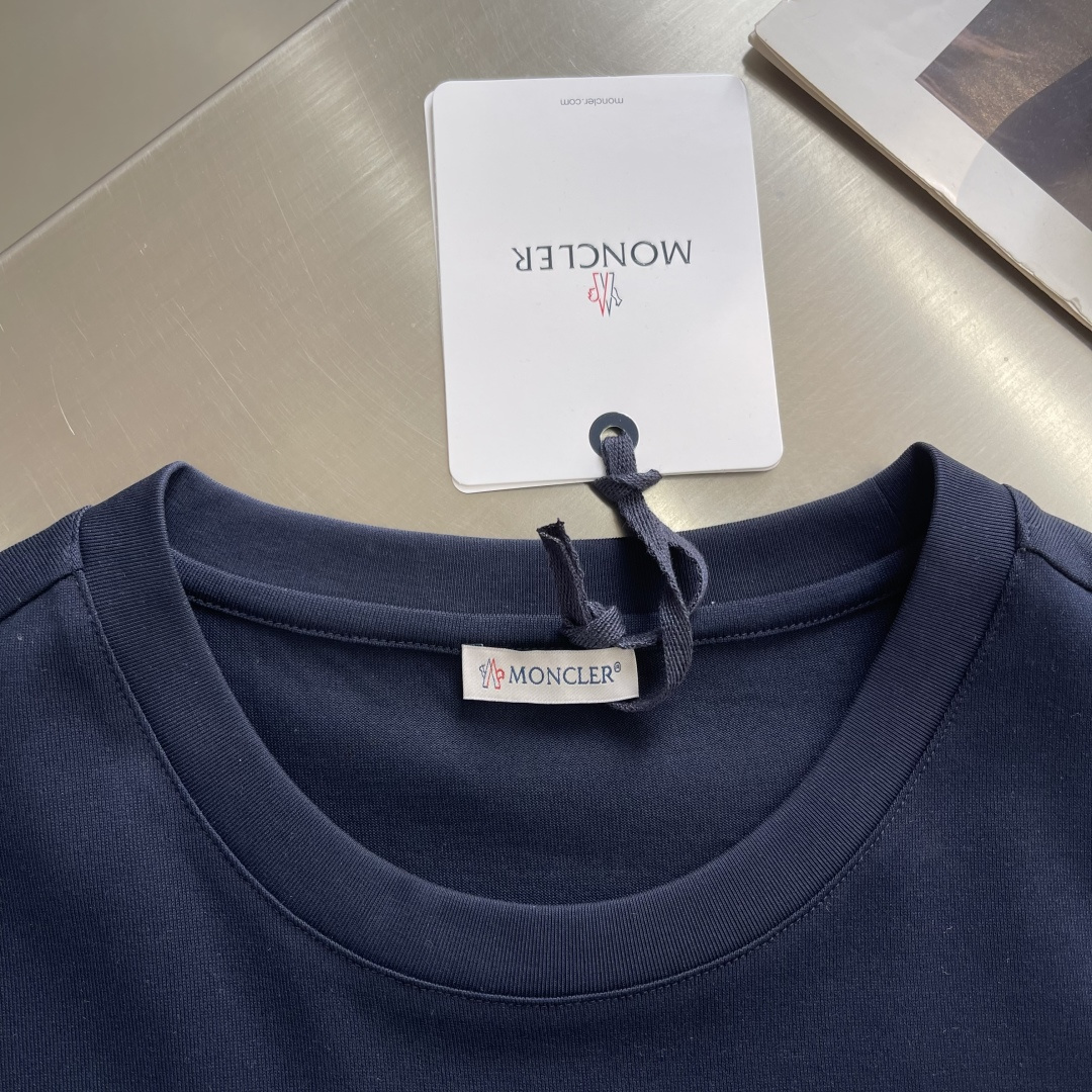 -mon 2026春夏印花短袖这款短袖面料采用32支双股新疆长绒棉紧密圆领短袖，这款T恤呈微阔型，彰显简