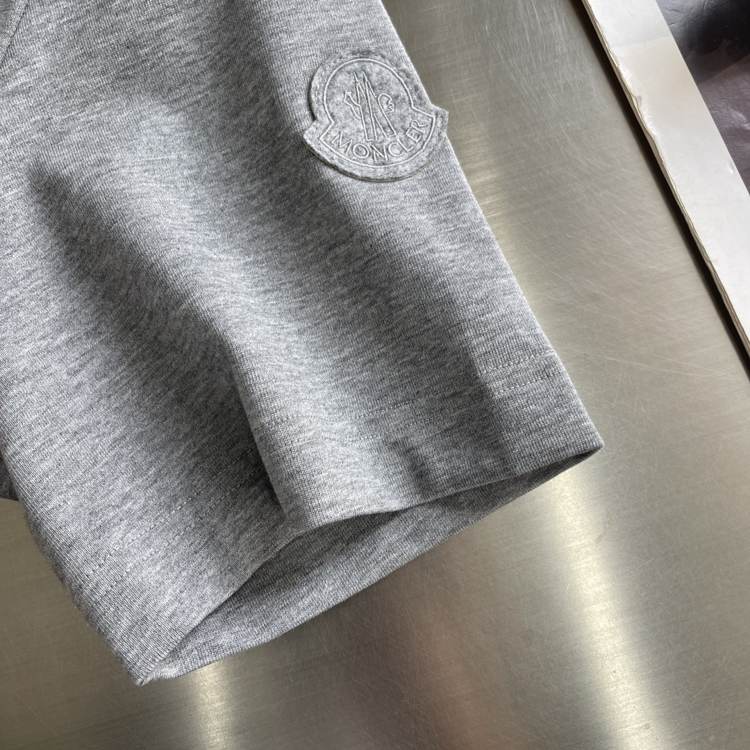 -mon 2026春夏印花短袖这款短袖面料采用32支双股新疆长绒棉紧密圆领短袖，这款T恤呈微阔型，彰显简