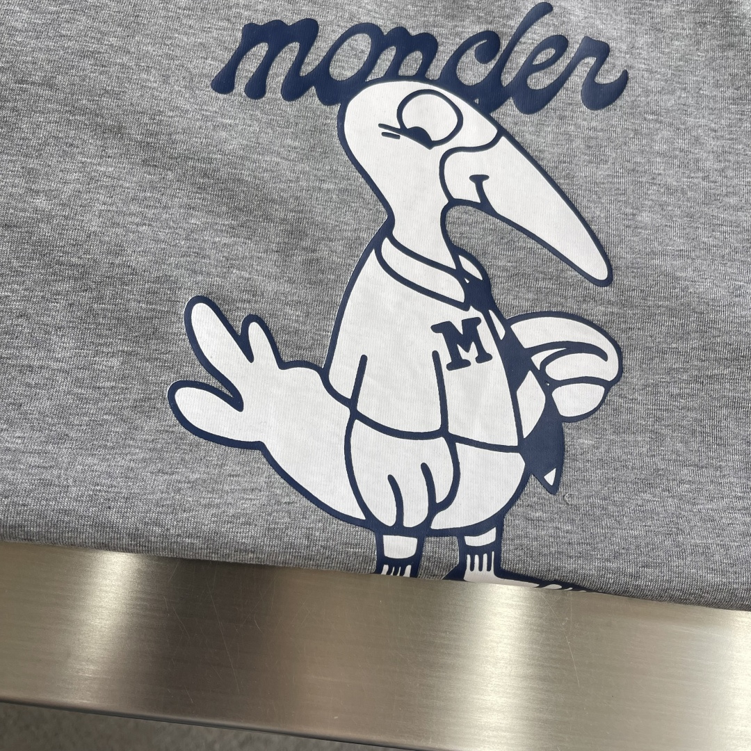 -mon 2026春夏印花短袖这款短袖面料采用32支双股新疆长绒棉紧密圆领短袖，这款T恤呈微阔型，彰显简