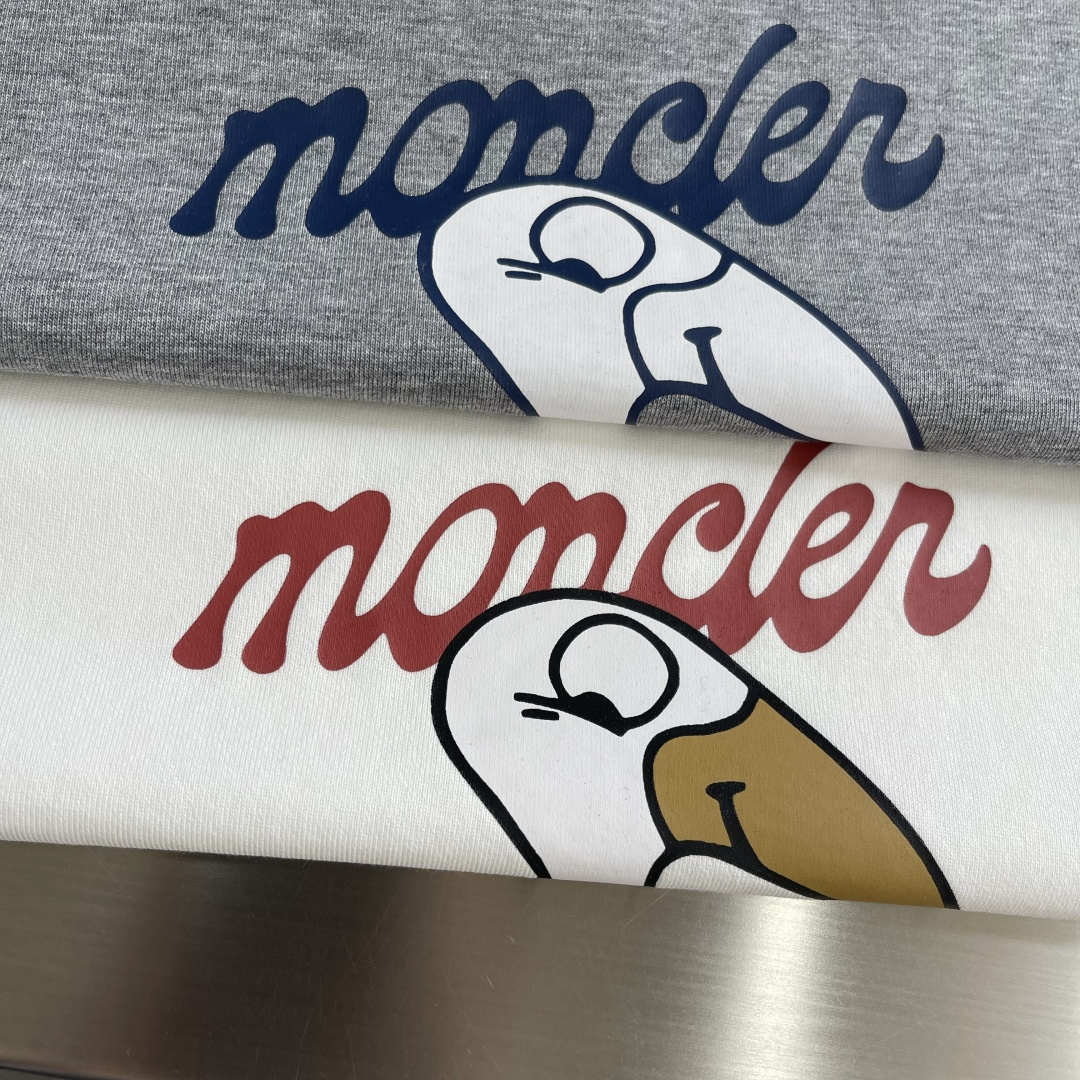 -mon 2026春夏印花短袖这款短袖面料采用32支双股新疆长绒棉紧密圆领短袖，这款T恤呈微阔型，彰显简