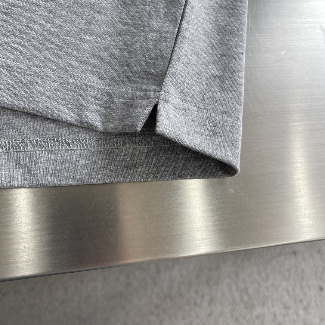 -mon 2026春夏印花短袖这款短袖面料采用32支双股新疆长绒棉紧密圆领短袖，这款T恤呈微阔型，彰显简