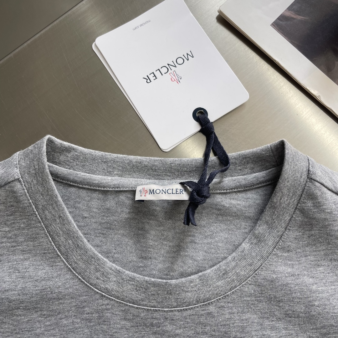 -mon 2026春夏印花短袖这款短袖面料采用32支双股新疆长绒棉紧密圆领短袖，这款T恤呈微阔型，彰显简