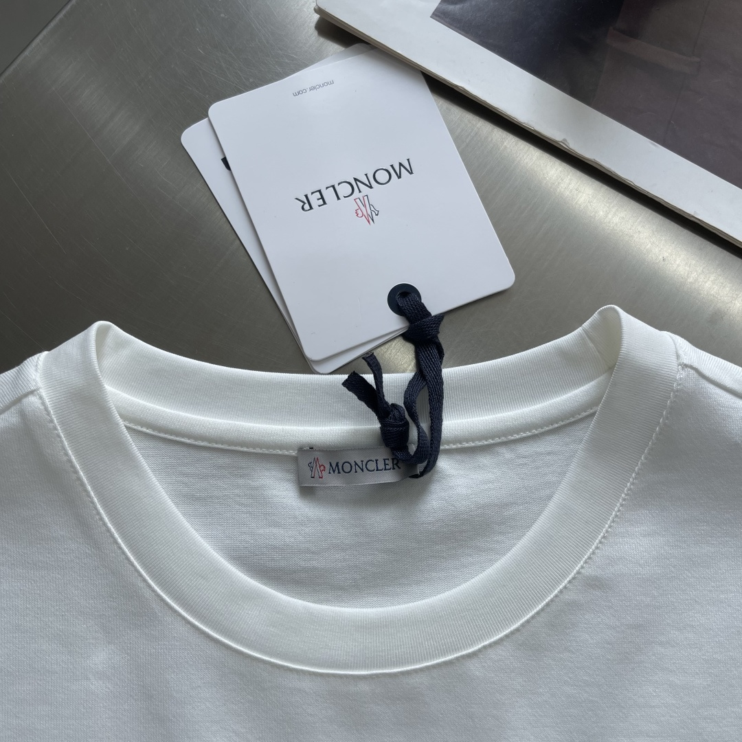 -mon 2026春夏印花短袖这款短袖面料采用32支双股新疆长绒棉紧密圆领短袖，这款T恤呈微阔型，彰显简