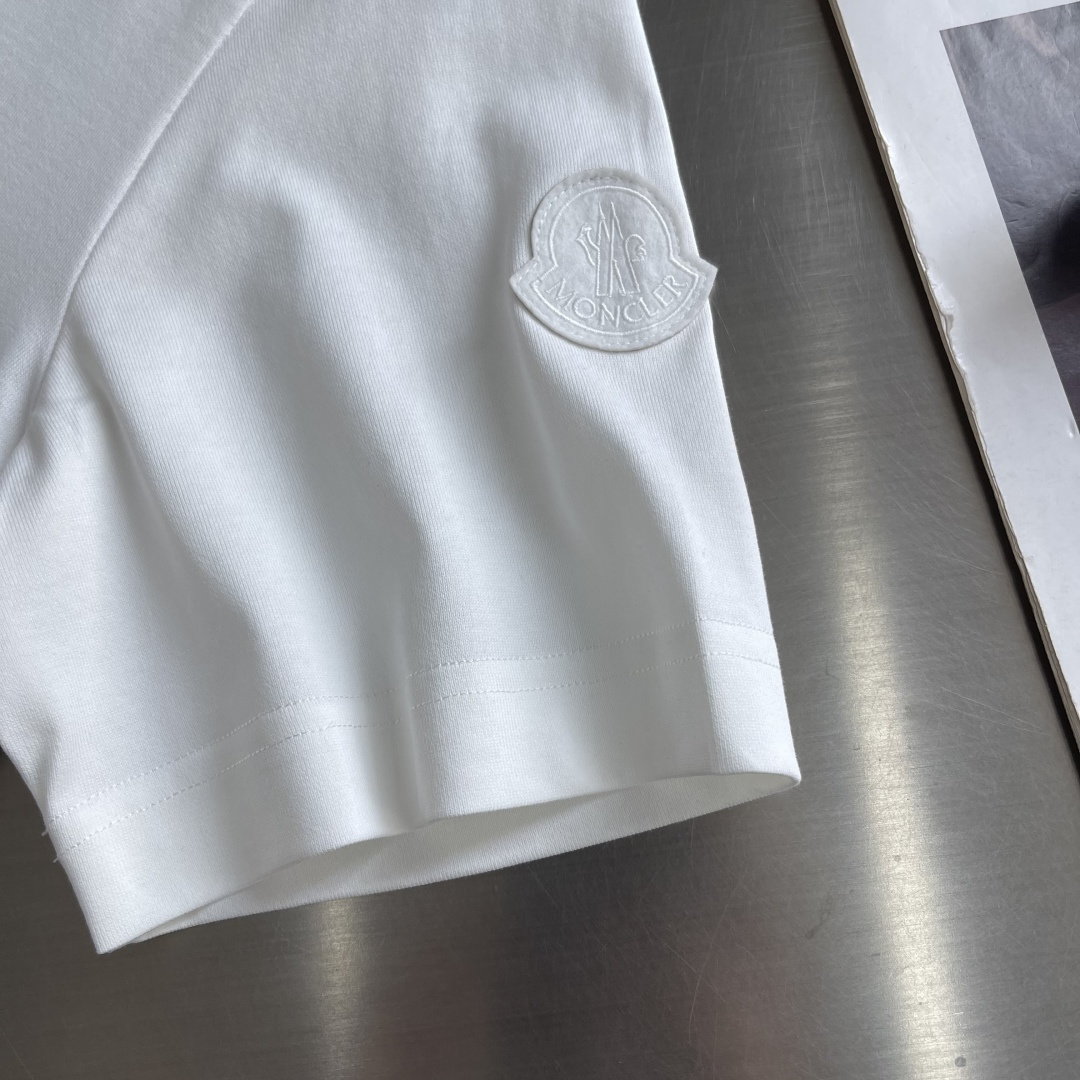 -mon 2026春夏印花短袖这款短袖面料采用32支双股新疆长绒棉紧密圆领短袖，这款T恤呈微阔型，彰显简