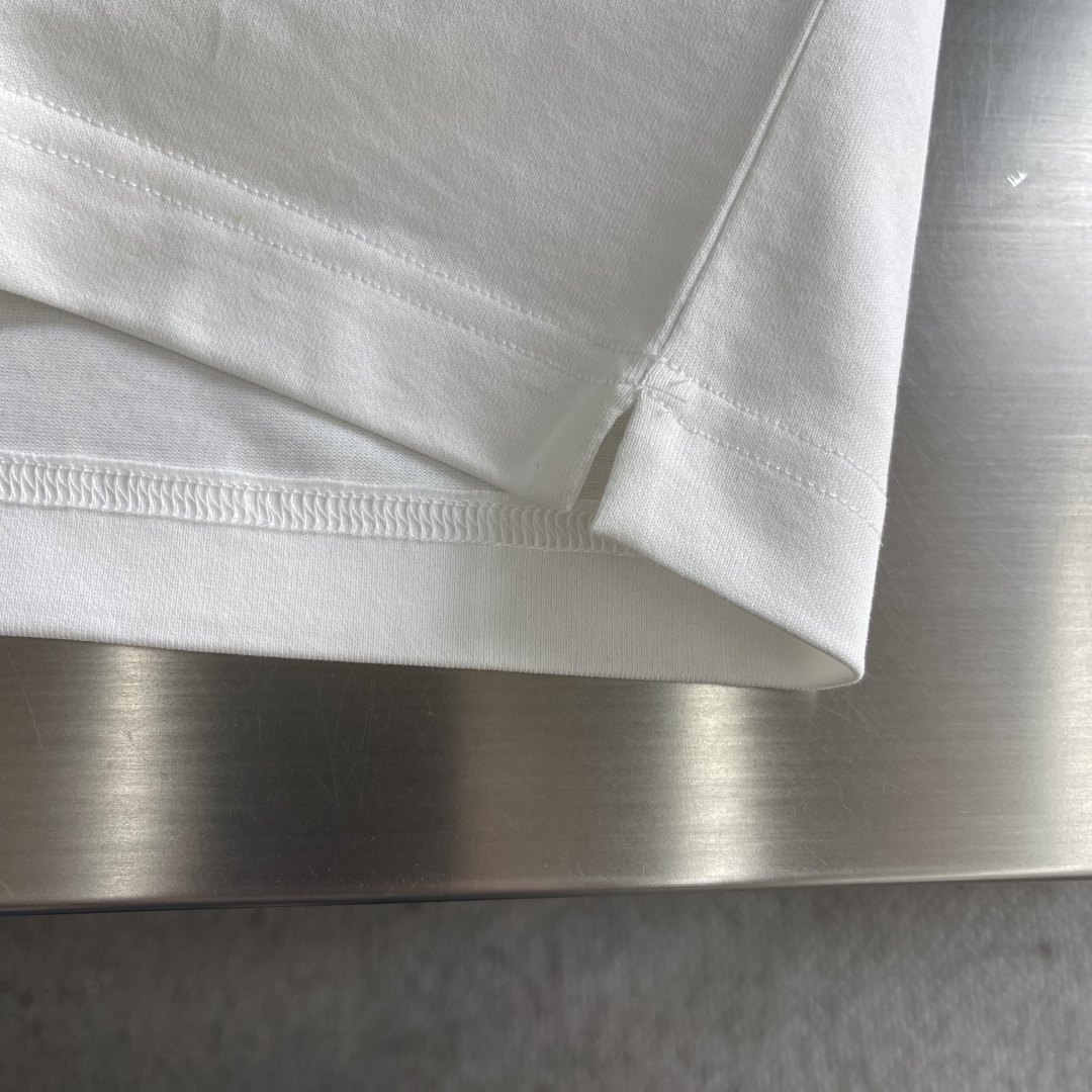 -mon 2026春夏印花短袖这款短袖面料采用32支双股新疆长绒棉紧密圆领短袖，这款T恤呈微阔型，彰显简