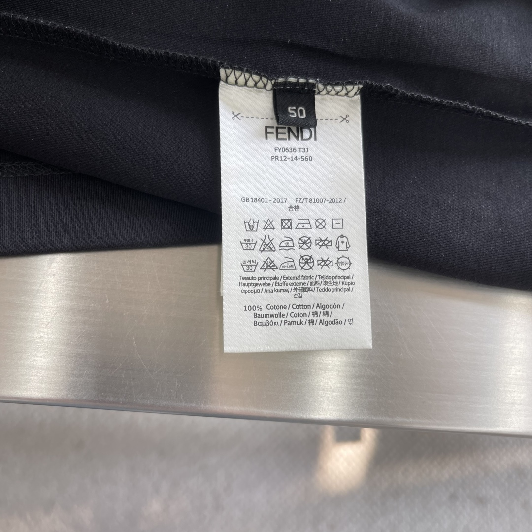 -FEND 26SS最新春夏短袖FD这款短袖采用了双面液氨棉面料，这块面料具有丝绸般的柔软光泽感，手感爽