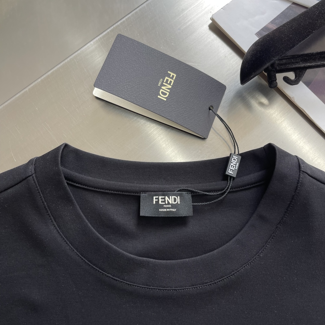 -FEND 26SS最新春夏短袖FD这款短袖采用了双面液氨棉面料，这块面料具有丝绸般的柔软光泽感，手感爽
