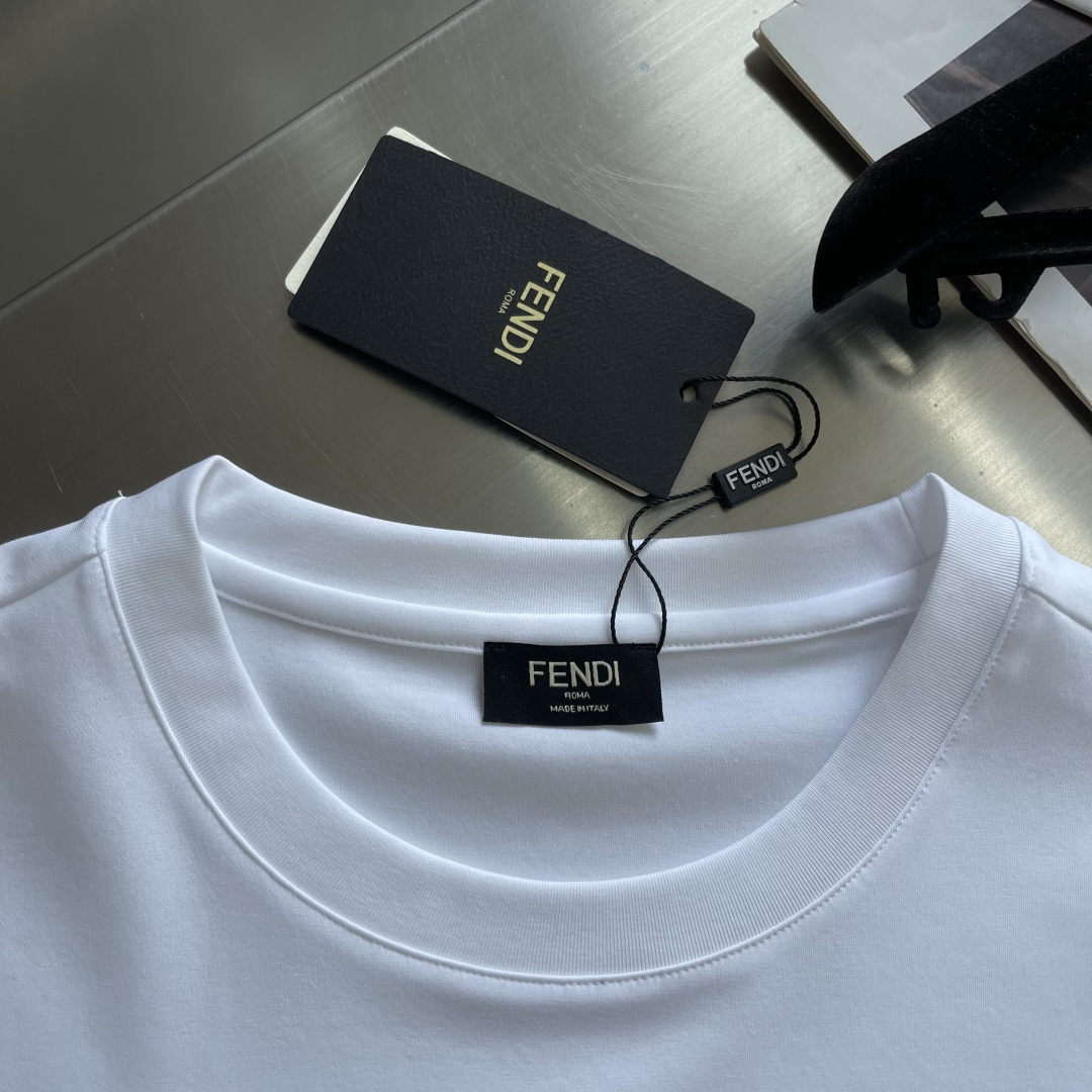 -FEND 26SS最新春夏短袖FD这款短袖采用了双面液氨棉面料，这块面料具有丝绸般的柔软光泽感，手感爽