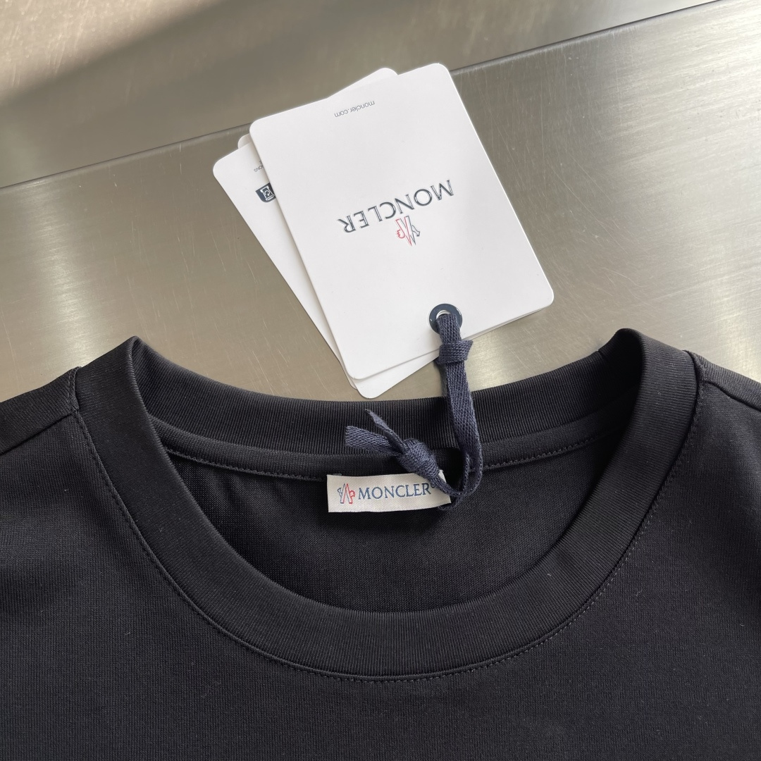 -mon 2026春夏口袋短袖这款短袖的面料采用80支新疆长绒棉紧密圆领短袖，款式彰显简约魅力。面料采用