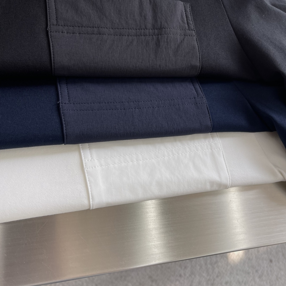 -mon 2026春夏口袋短袖这款短袖的面料采用80支新疆长绒棉紧密圆领短袖，款式彰显简约魅力。面料采用