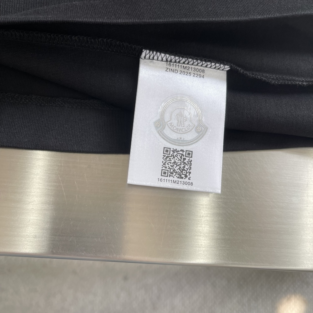 -mon 2026春夏口袋短袖这款短袖的面料采用80支新疆长绒棉紧密圆领短袖，款式彰显简约魅力。面料采用