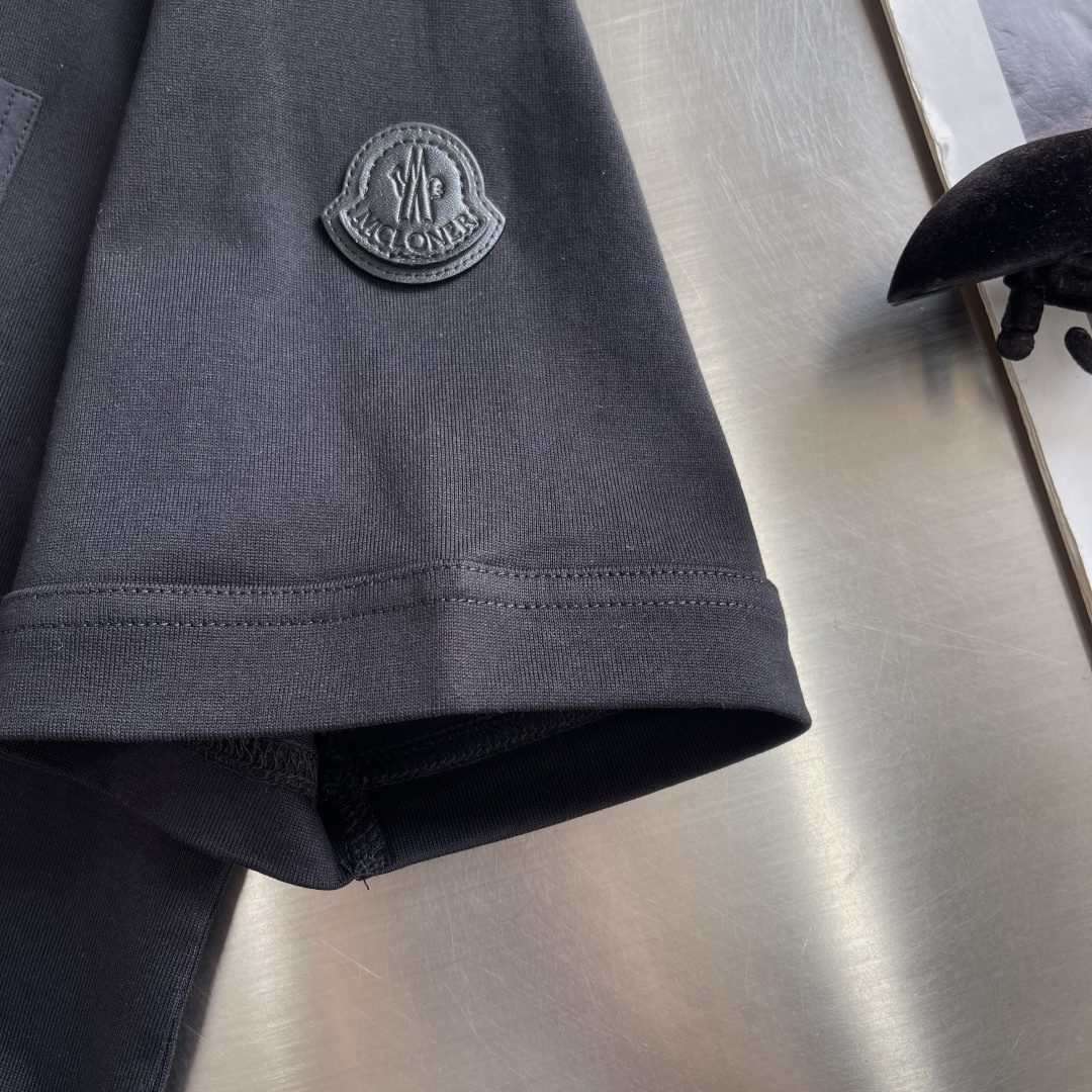 -mon 2026春夏口袋短袖这款短袖的面料采用80支新疆长绒棉紧密圆领短袖，款式彰显简约魅力。面料采用