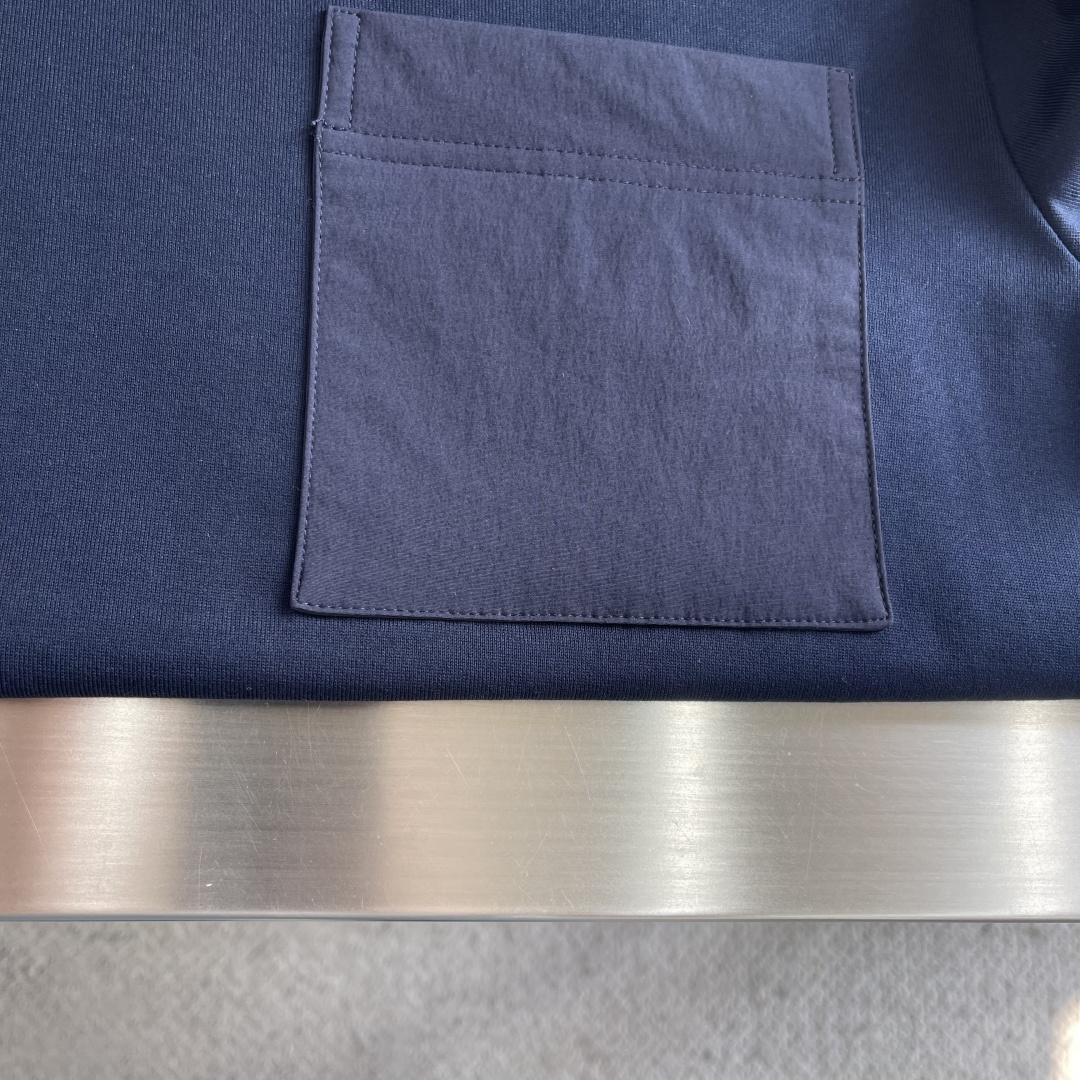 -mon 2026春夏口袋短袖这款短袖的面料采用80支新疆长绒棉紧密圆领短袖，款式彰显简约魅力。面料采用