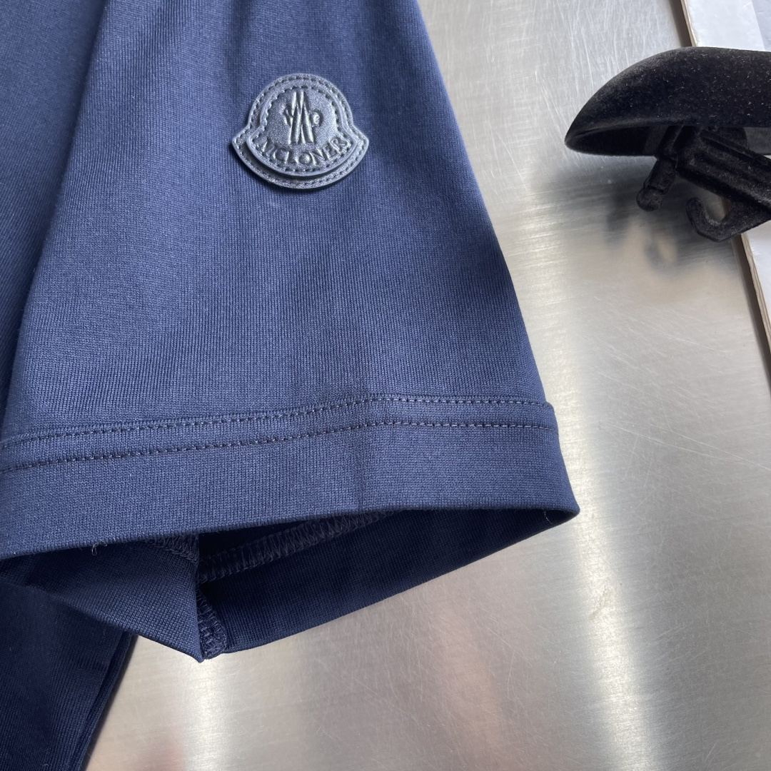 -mon 2026春夏口袋短袖这款短袖的面料采用80支新疆长绒棉紧密圆领短袖，款式彰显简约魅力。面料采用