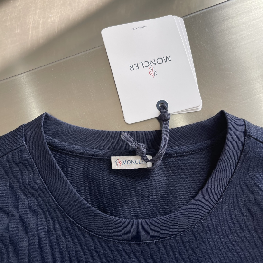 -mon 2026春夏口袋短袖这款短袖的面料采用80支新疆长绒棉紧密圆领短袖，款式彰显简约魅力。面料采用