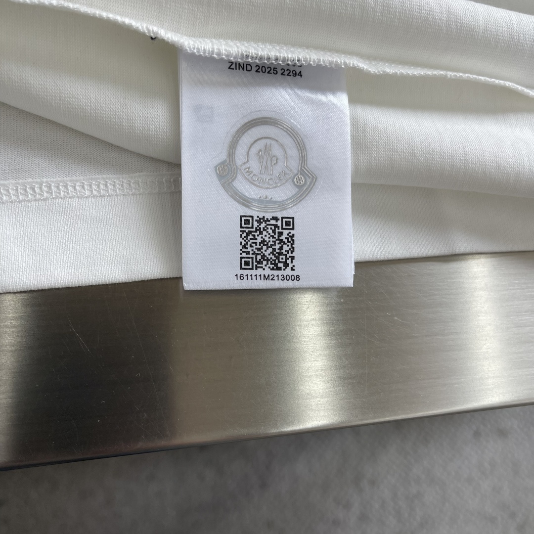 -mon 2026春夏口袋短袖这款短袖的面料采用80支新疆长绒棉紧密圆领短袖，款式彰显简约魅力。面料采用