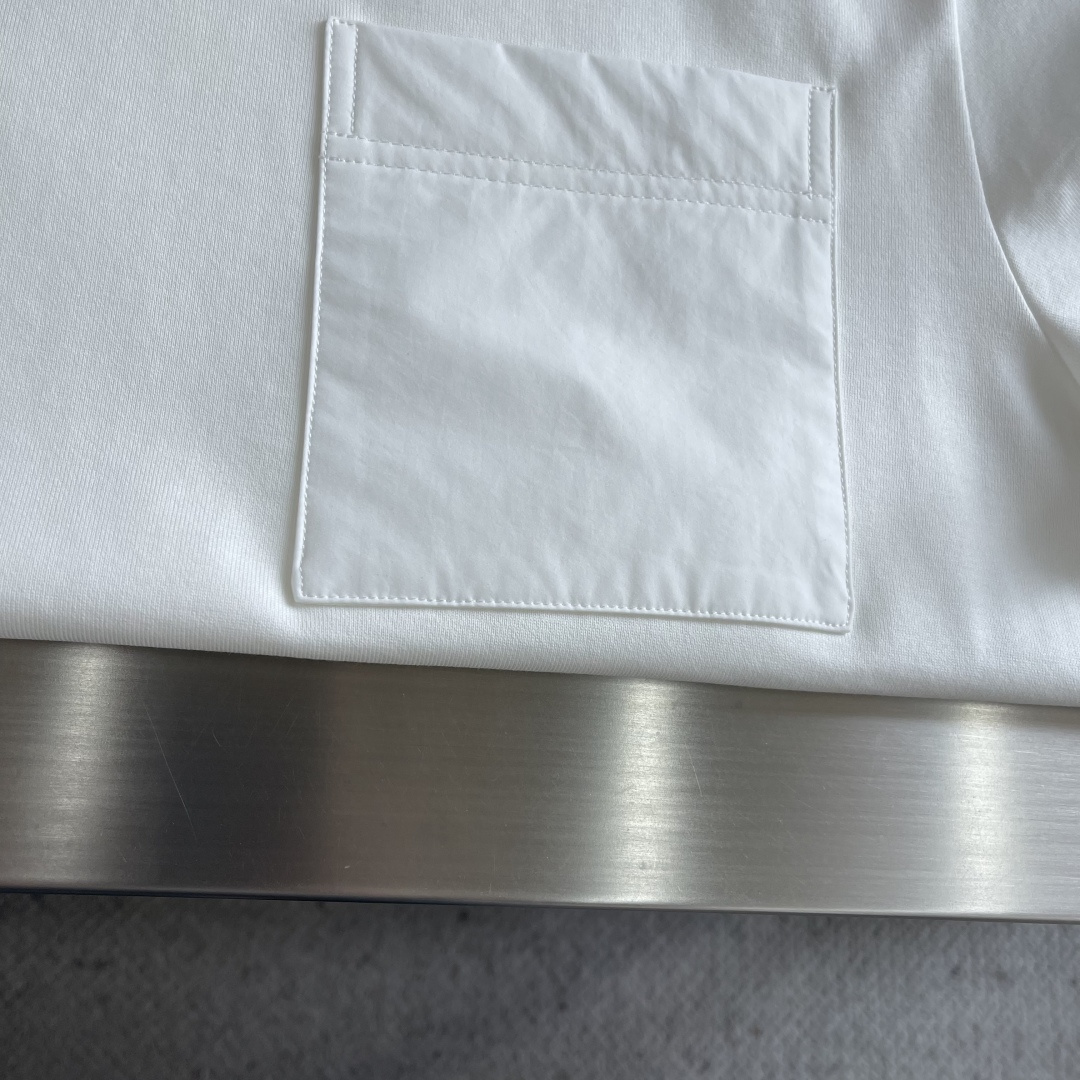 -mon 2026春夏口袋短袖这款短袖的面料采用80支新疆长绒棉紧密圆领短袖，款式彰显简约魅力。面料采用