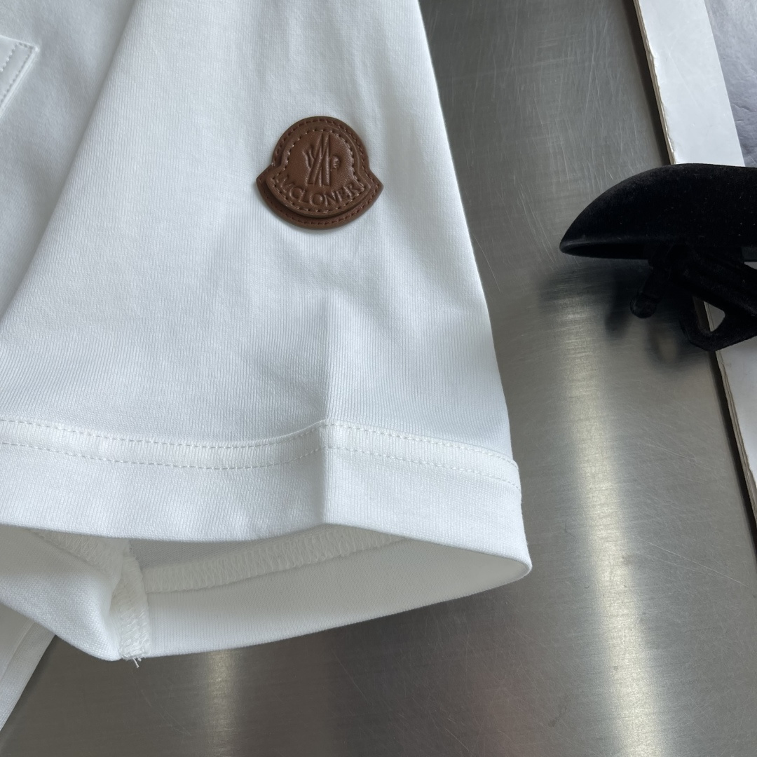 -mon 2026春夏口袋短袖这款短袖的面料采用80支新疆长绒棉紧密圆领短袖，款式彰显简约魅力。面料采用