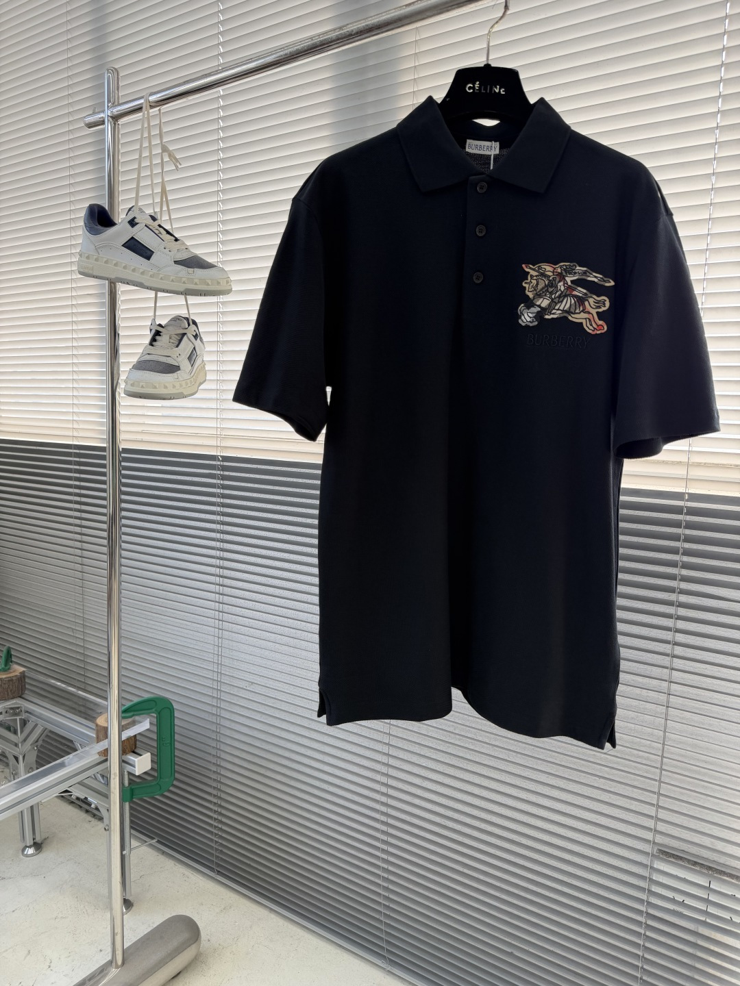 NO:743563,The girl with the highest version on the market will inspect the goods, trim the three marks on the threads, and ship the goods. If you want quality and service, please add me on WeChat. We will not accept urgent orders. -BBR Equestrian Knight Logo Plaid Cotton The highest version on the market. The girl will inspect the goods, trim the three marks on the threads, and ship the goods. If you want quality and service, please add me on WeChat. We will not accept urgent orders. The Polo shirt is made of lightweight cotton pique mesh, showing a slim fit.  Embellished with embroidery of the brand logo and Equestrian Knight logo (EKD), using the Bur plaid pattern as the background, engraved shell button closure, ribbed knitted collar, and embroidered Bur letter logo on the chest, the style is novel and unique!  Size S M L19860909市面最高版本小妹验货、修剪线头上三标、发货可发图及拍视频,要品质要服务的加我微信,不接急单. -BBR 马术骑士徽标格纹棉质市面最高版本小妹验货、修剪线头上三标、发货可发图及拍视频,要品质要服务的加我微信,不接急单.Polo衫 选用轻盈棉质珠地网眼布打造,呈现修身版型. 点缀品牌徽标和马术骑士徽标(EKD)刺绣,采用Bur 格纹图案作为背景,刻字贝壳纽扣开合,罗纹针织衣领,前胸饰有 Bur 字母刺绣徽标,款式新颖独特！ 码数S M L XL 衣长 70.5 72.5 74.5 76.5 胸围104 108 112 116 肩宽 46.5 48 49.5 51,博柏利-服装,burberry,,Women's clothing