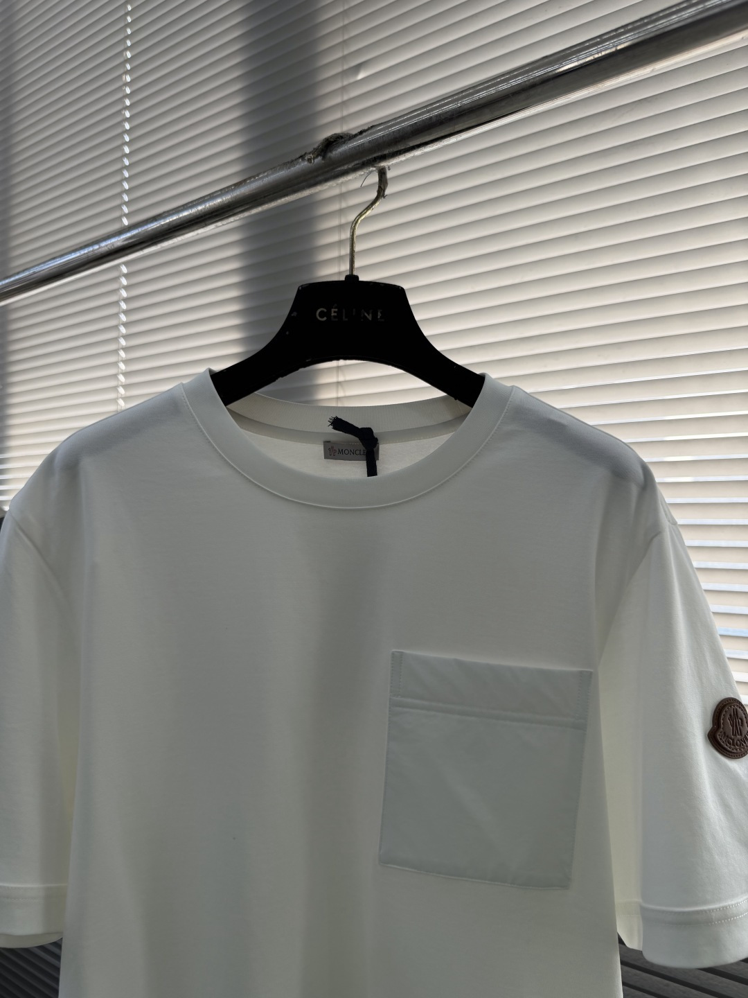 -mon 2026春夏口袋短袖这款短袖的面料采用80支新疆长绒棉紧密圆领短袖，款式彰显简约魅力。面料采用