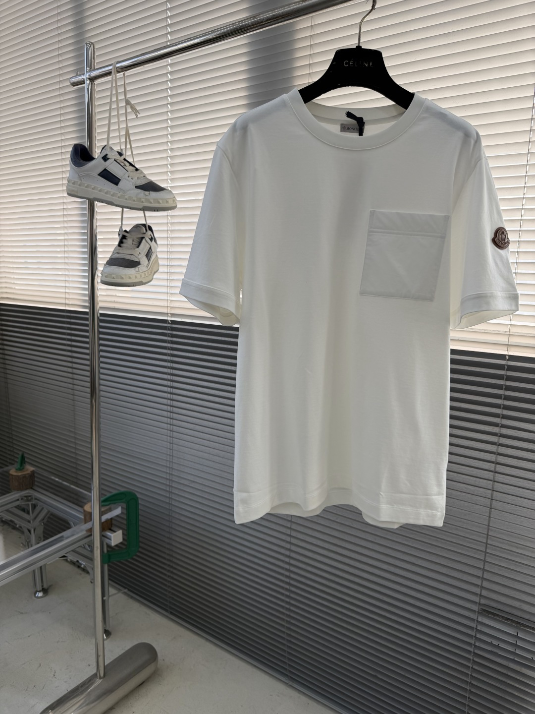 -mon 2026春夏口袋短袖这款短袖的面料采用80支新疆长绒棉紧密圆领短袖，款式彰显简约魅力。面料采用