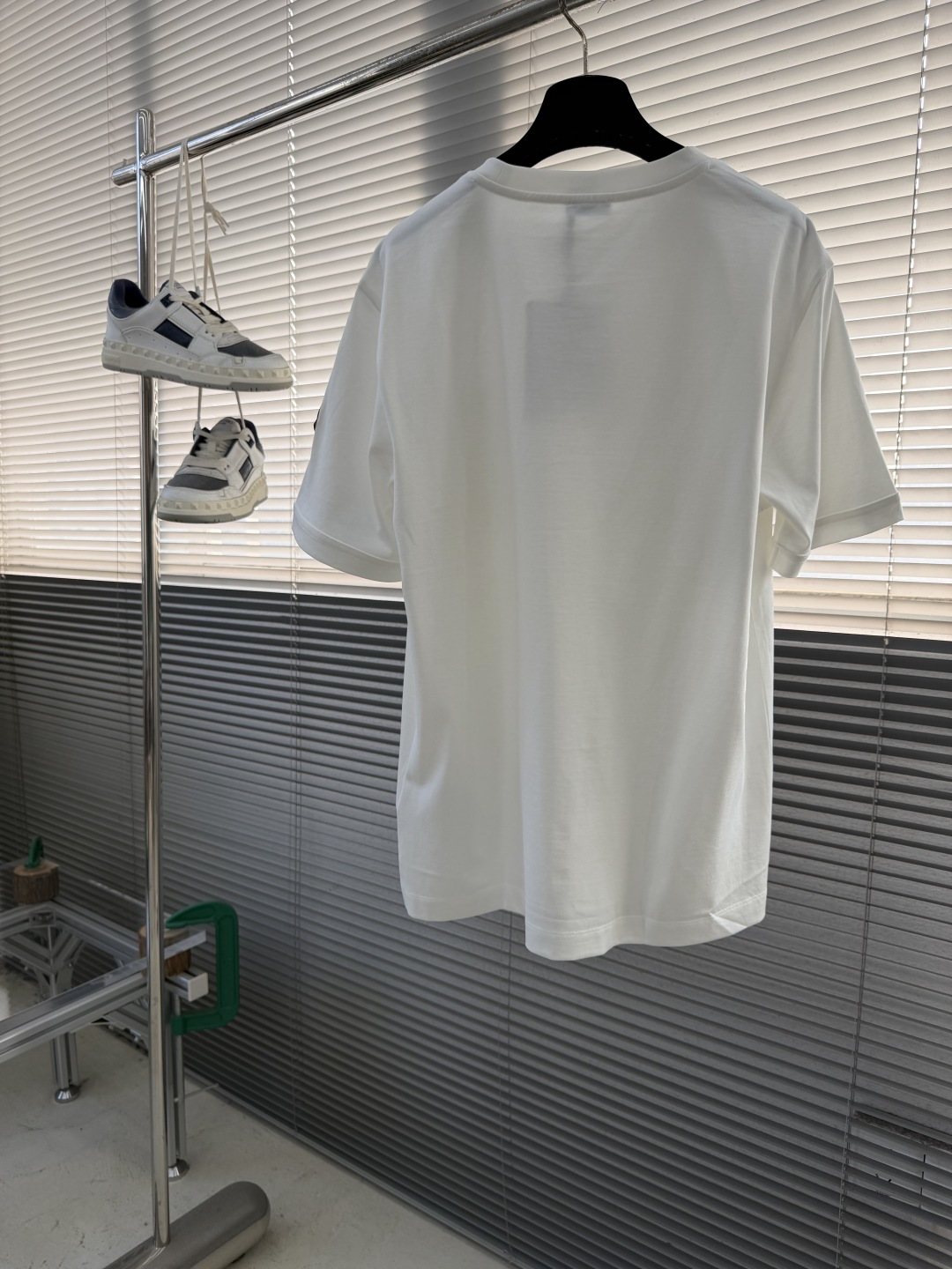 -mon 2026春夏口袋短袖这款短袖的面料采用80支新疆长绒棉紧密圆领短袖，款式彰显简约魅力。面料采用