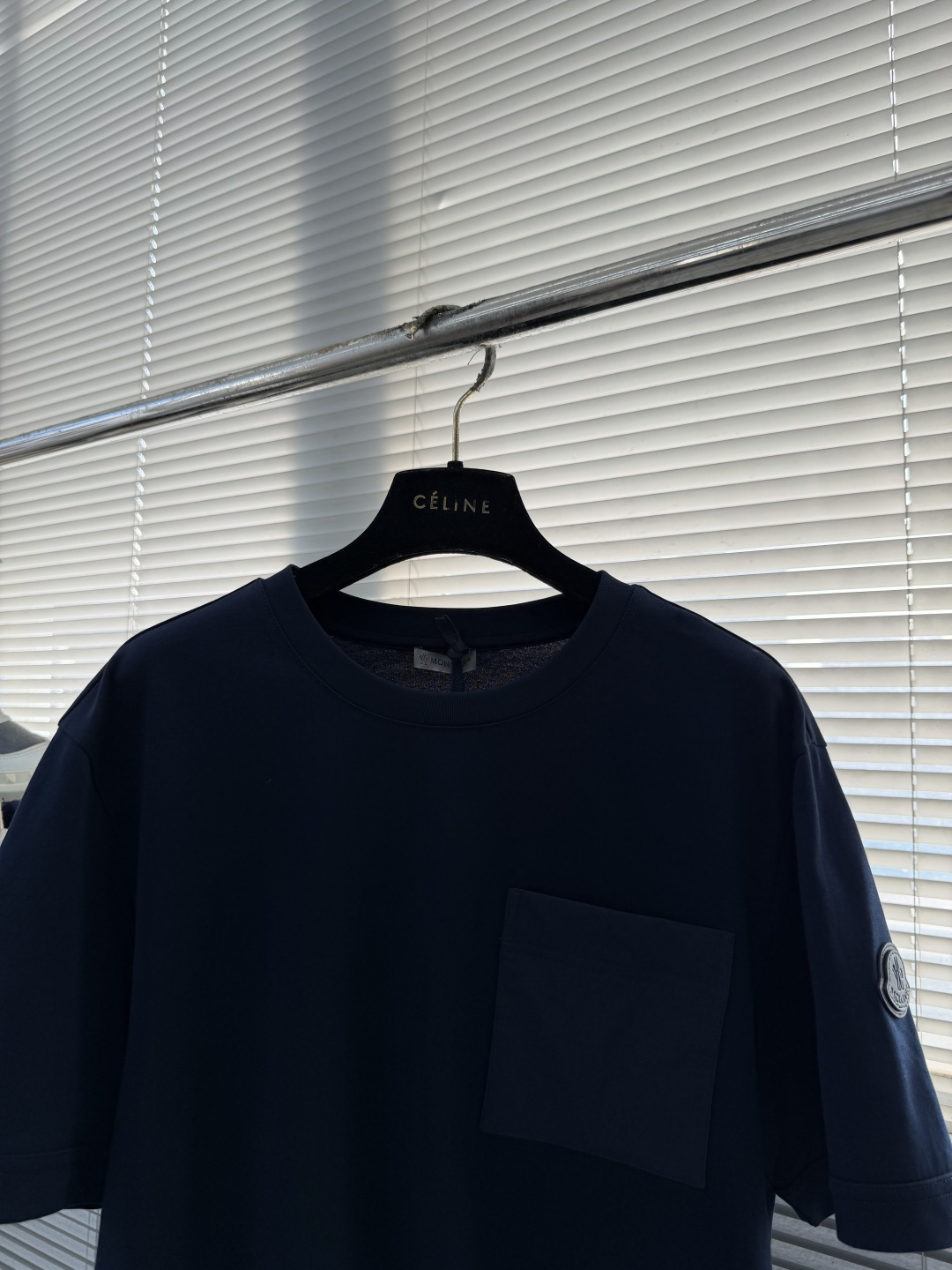 -mon 2026春夏口袋短袖这款短袖的面料采用80支新疆长绒棉紧密圆领短袖，款式彰显简约魅力。面料采用