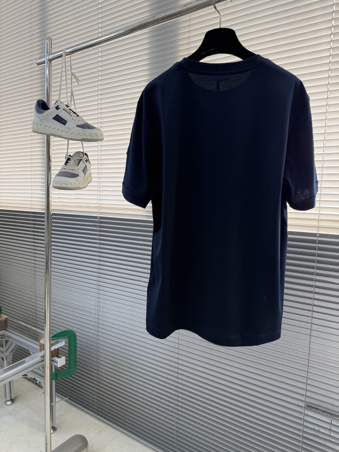 -mon 2026春夏口袋短袖这款短袖的面料采用80支新疆长绒棉紧密圆领短袖，款式彰显简约魅力。面料采用