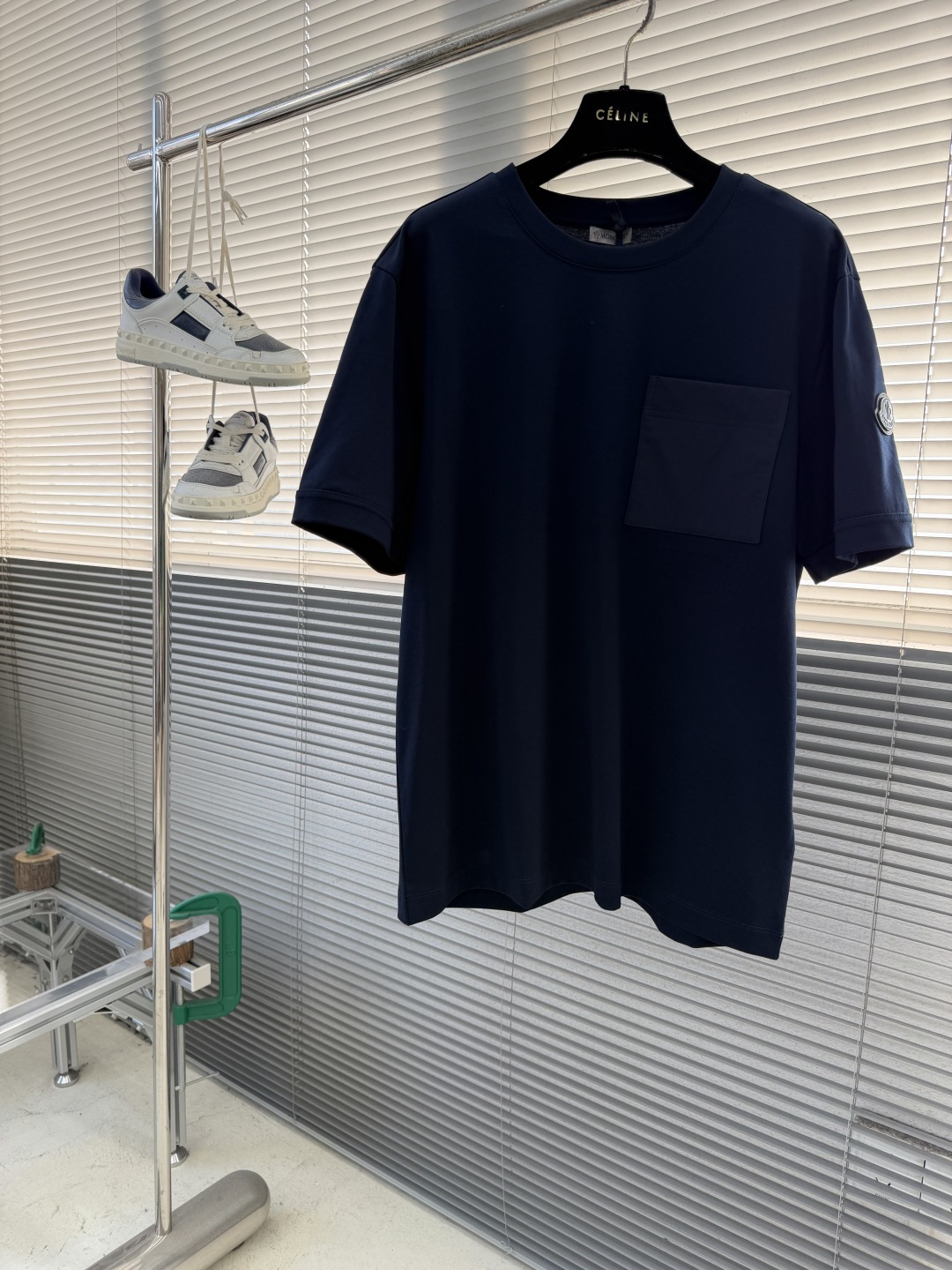 -mon 2026春夏口袋短袖这款短袖的面料采用80支新疆长绒棉紧密圆领短袖，款式彰显简约魅力。面料采用