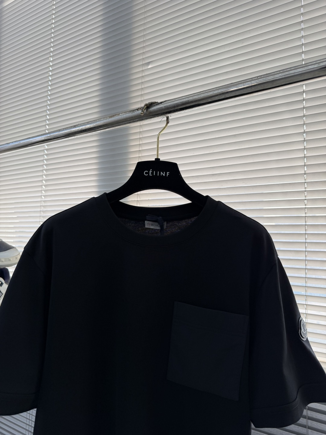 -mon 2026春夏口袋短袖这款短袖的面料采用80支新疆长绒棉紧密圆领短袖，款式彰显简约魅力。面料采用