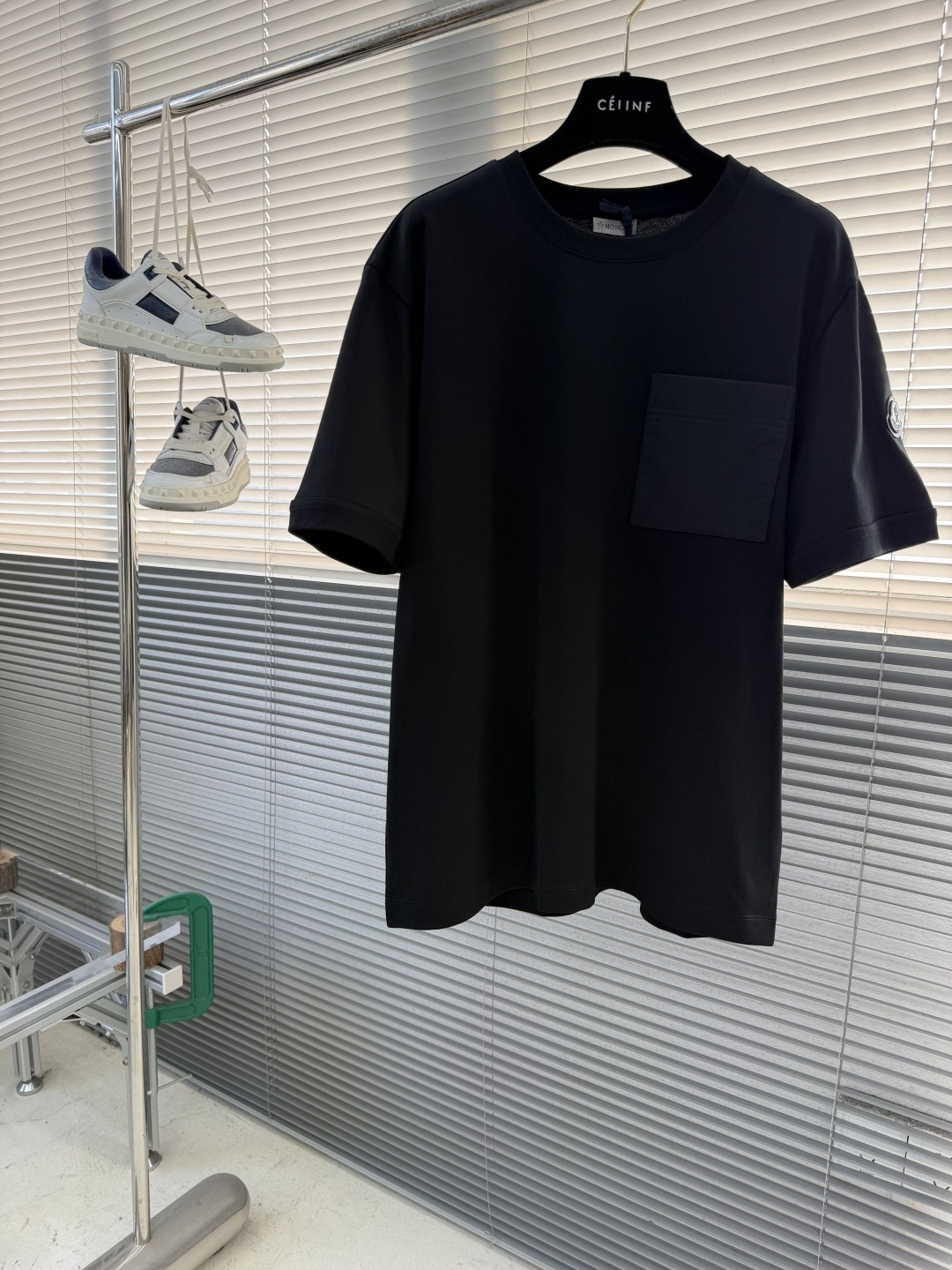 -mon 2026春夏口袋短袖这款短袖的面料采用80支新疆长绒棉紧密圆领短袖，款式彰显简约魅力。面料采用