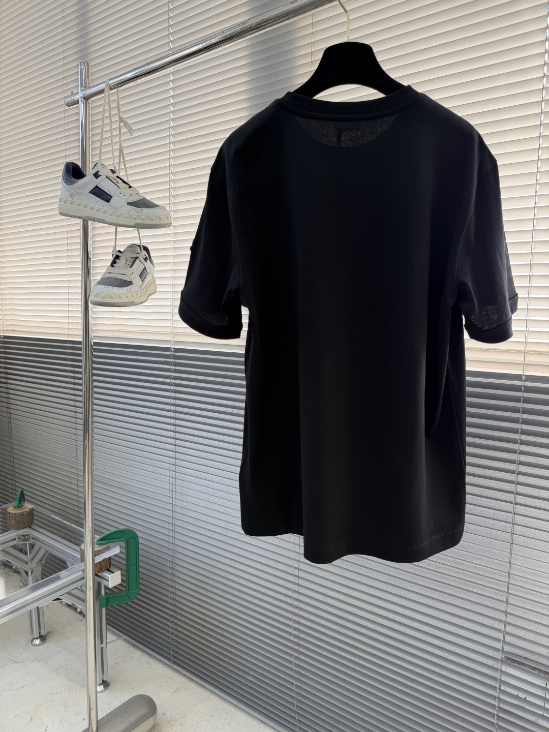 -mon 2026春夏口袋短袖这款短袖的面料采用80支新疆长绒棉紧密圆领短袖，款式彰显简约魅力。面料采用