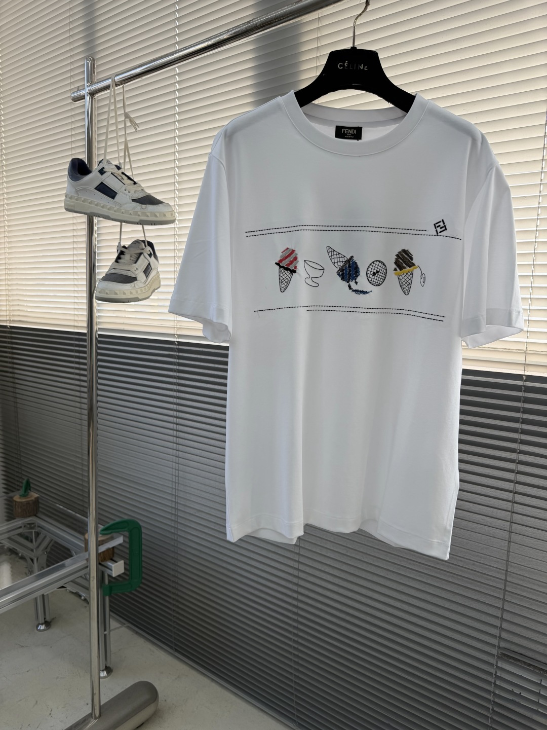 -FEND 26SS最新春夏短袖FD这款短袖采用了双面液氨棉面料，这块面料具有丝绸般的柔软光泽感，手感爽