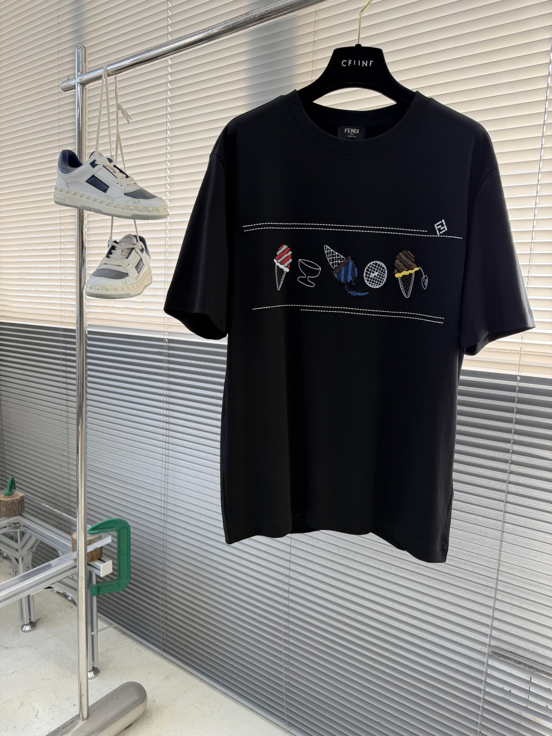 -FEND 26SS最新春夏短袖FD这款短袖采用了双面液氨棉面料，这块面料具有丝绸般的柔软光泽感，手感爽